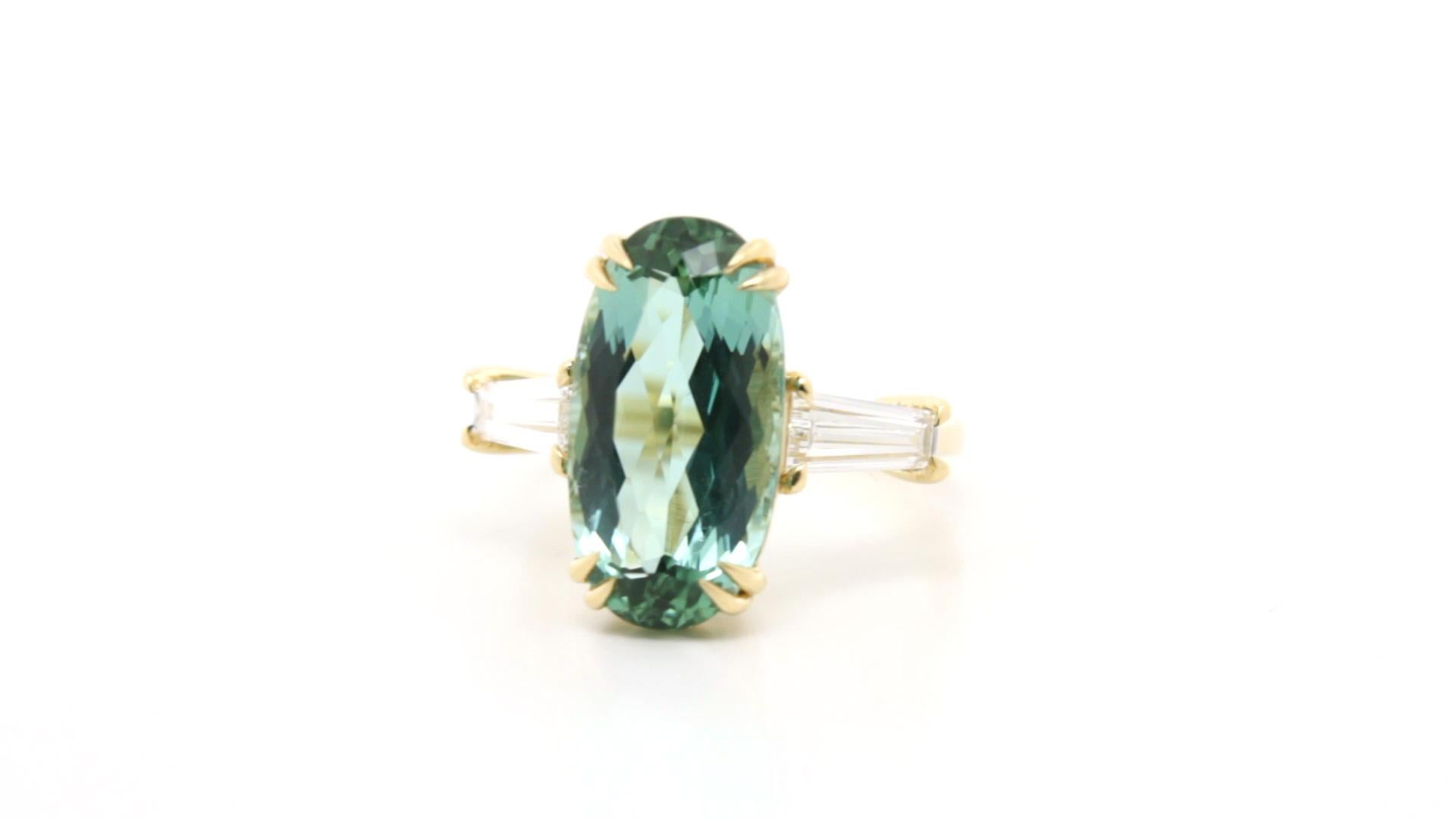 L'a.muse chromatique - Une symphonie de lumière et de couleurs

Il y a des pierres précieuses qui brillent et d'autres qui bougent. C'est exactement ce que fait cette rare tourmaline bleu-vert allongée provenant d'Afghanistan, qui oscille avec