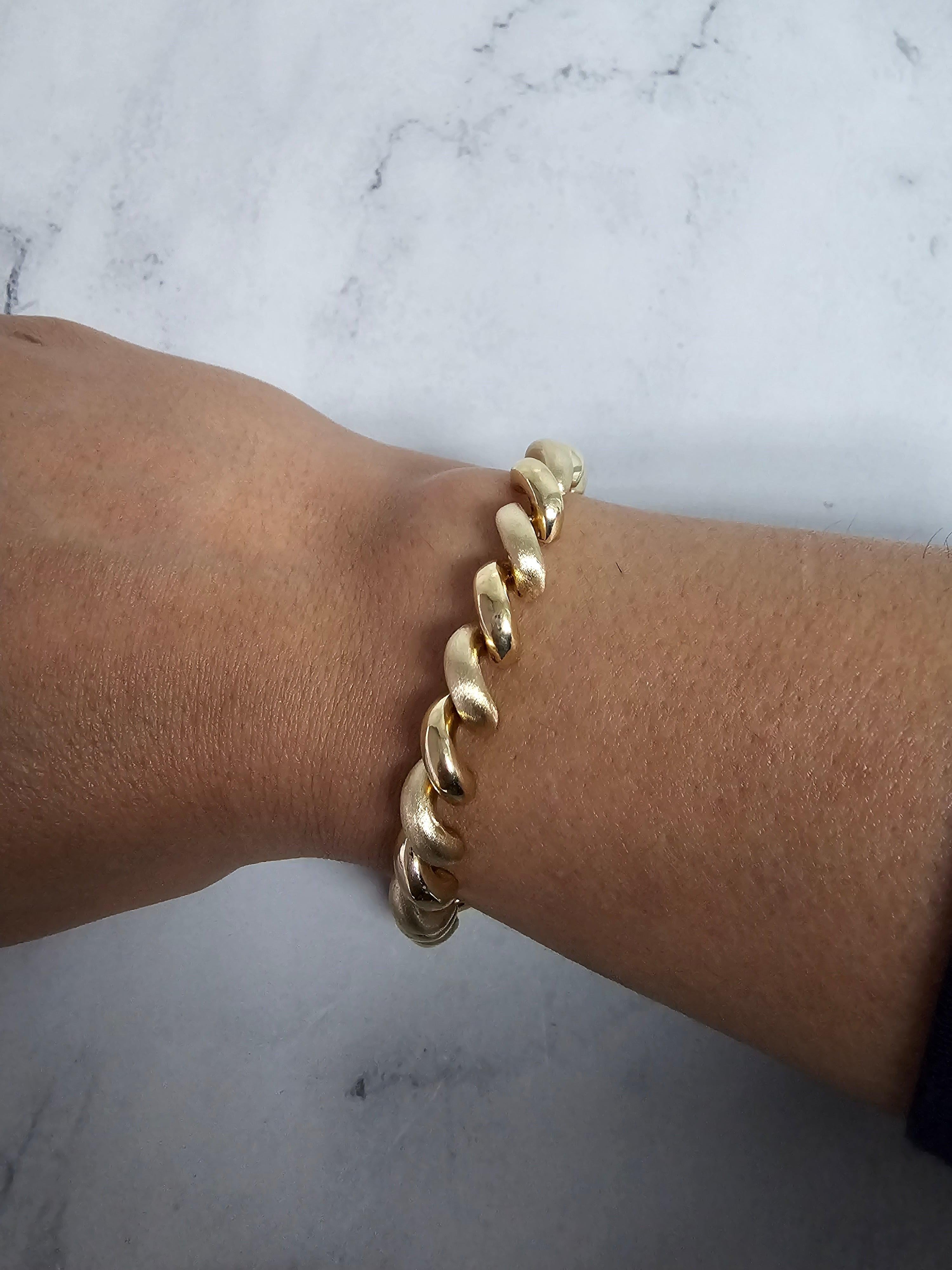 ♥ Sommaire du produit ♥

Métal : Or jaune 14k
Poids : 16 grammes
Longueur : 8 pouces
Dimensions : 7.35MM

Or massif, non fourré ni plaqué. 