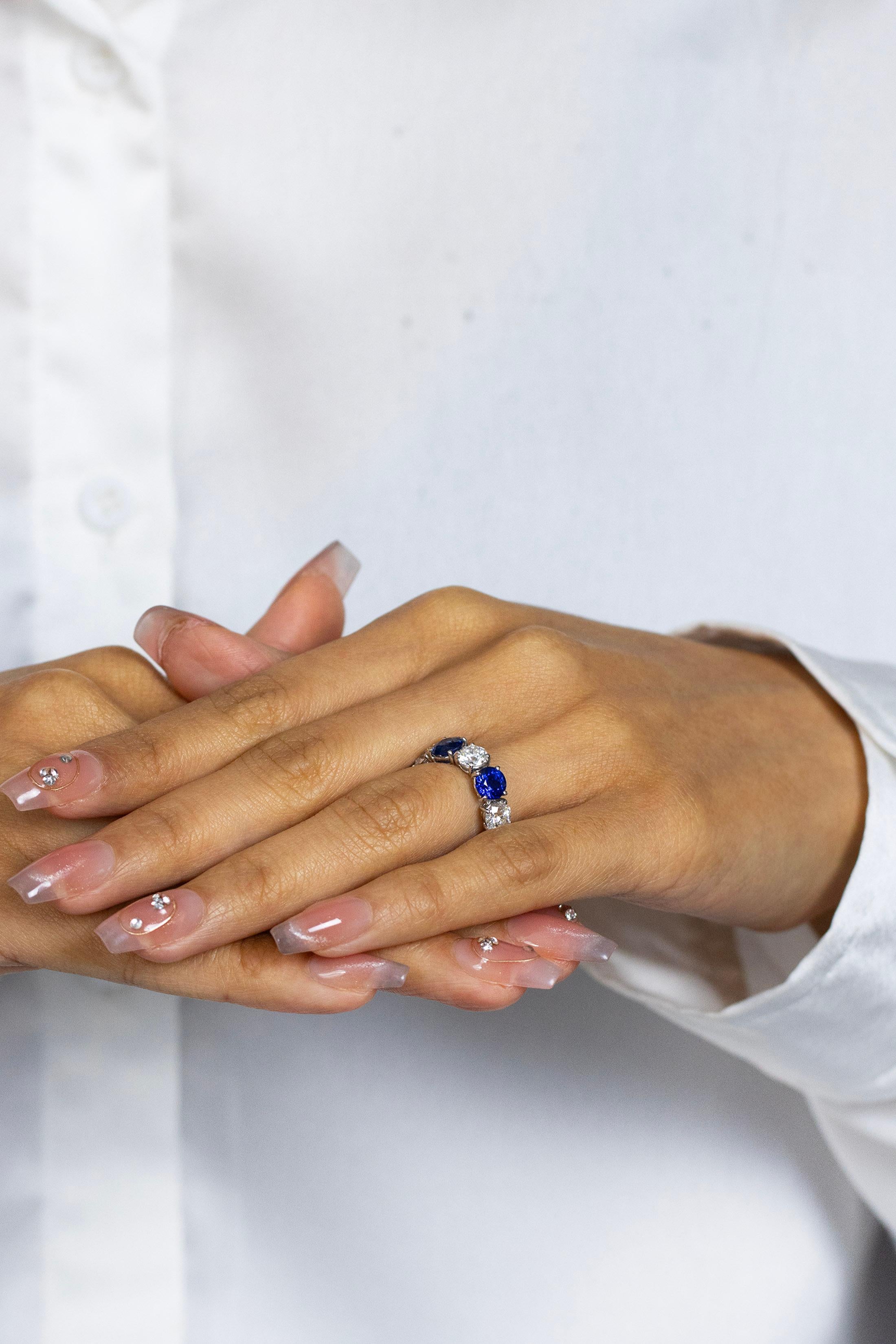 Eternity-Ehering mit 7,36 Karat abwechselnd blauem Saphir und Diamant (Zeitgenössisch) im Angebot