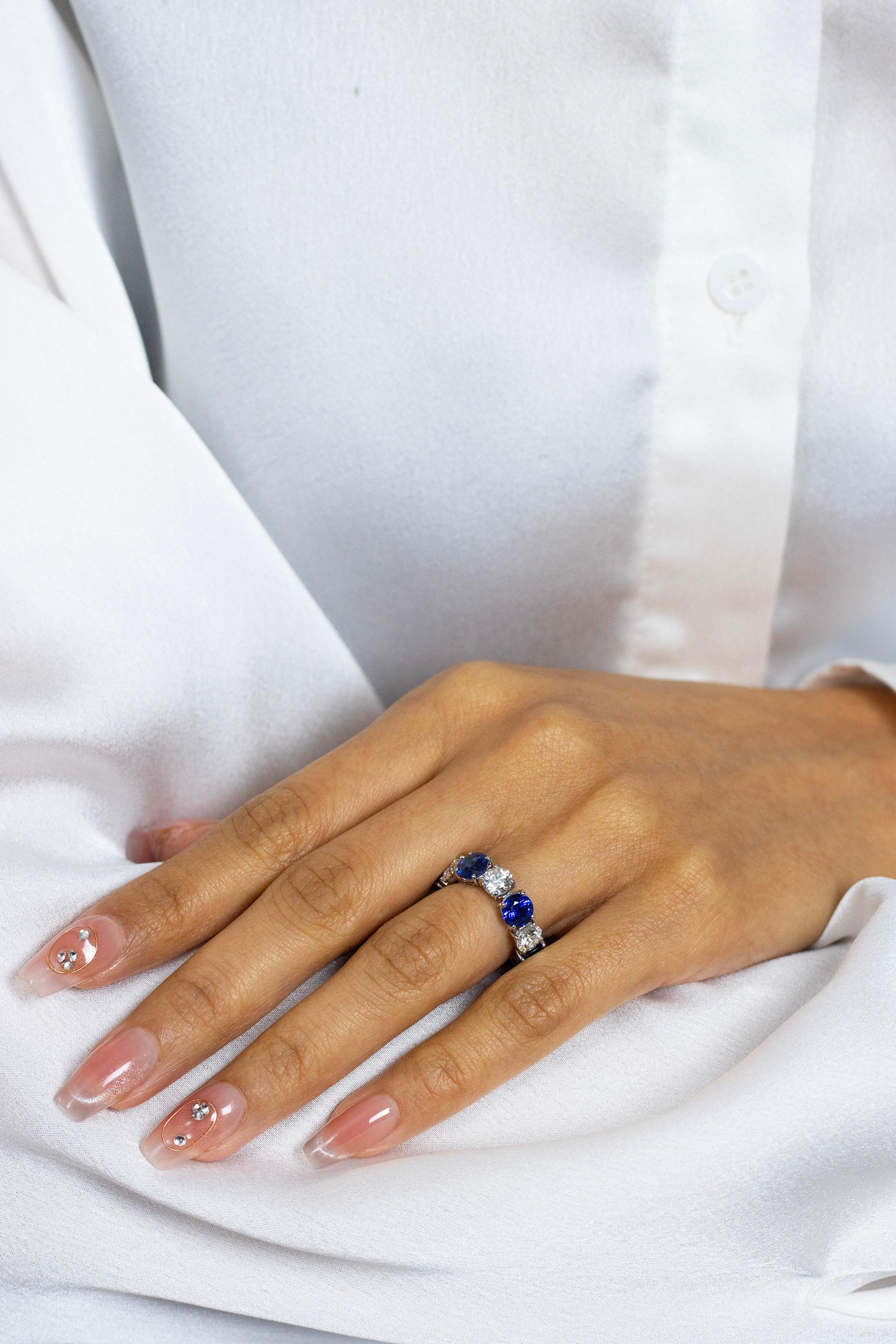 Eternity-Ehering mit 7,36 Karat abwechselnd blauem Saphir und Diamant im Zustand „Neu“ im Angebot in New York, NY