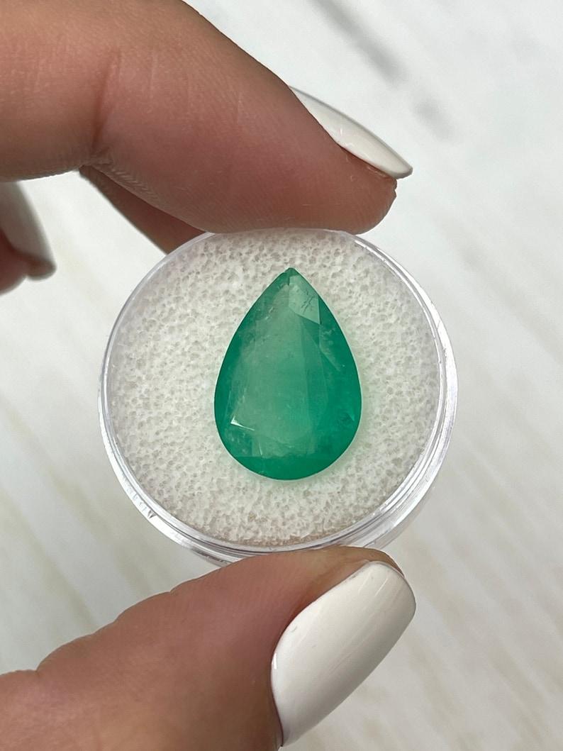 Stein: Smaragd
Gewicht: 7,36 Karat
Form: Birnenschliff
Klarheit: Transparent
Lüster: Sehr gut
Farbe: Bi-Color Grün, Hellgrün auf der linken Seite (66%) & Mittelgrün auf der rechten Seite (33%). Einzigartiger Fund!
Abmessungen: 17,39 mm x 11,78 mm x