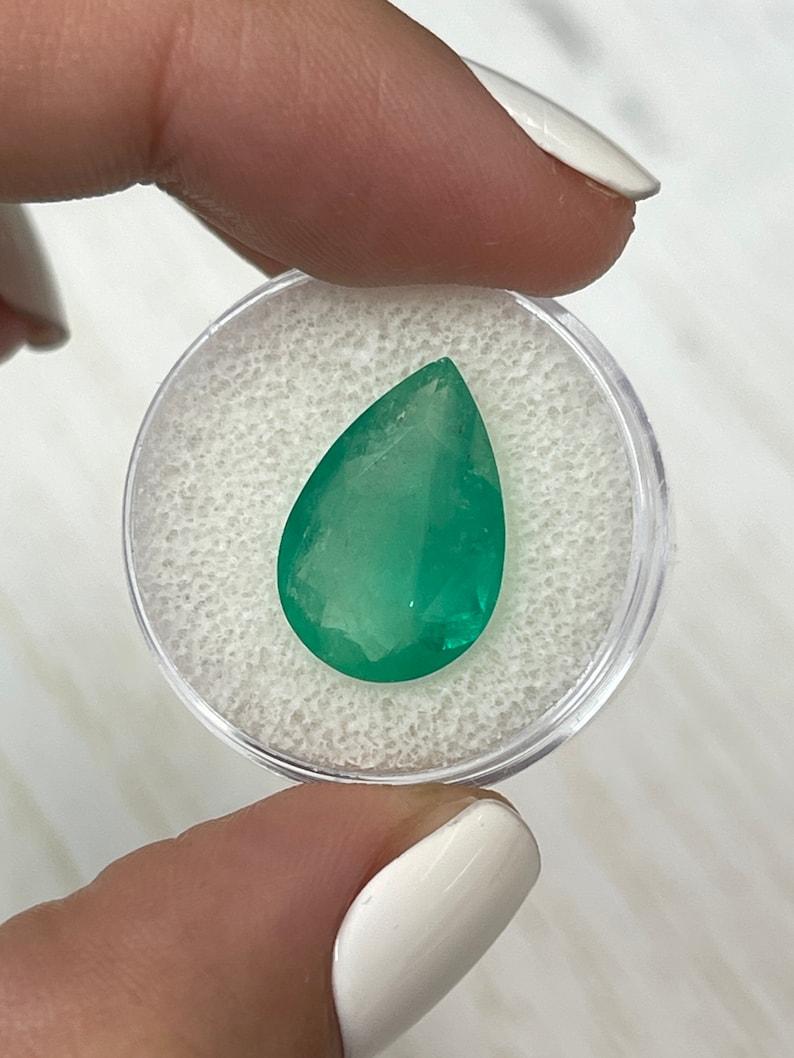 7.36 Karat Bi-Color Grüner Kolumbianischer Smaragd - Birnenschliff Mai Geburtsstein Edelstein (Moderne) im Angebot