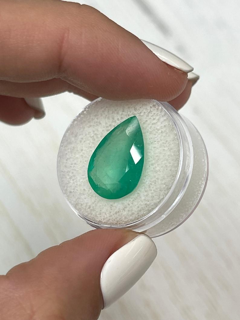 7.36 Karat Bi-Color Grüner Kolumbianischer Smaragd - Birnenschliff Mai Geburtsstein Edelstein (Tropfenschliff) im Angebot