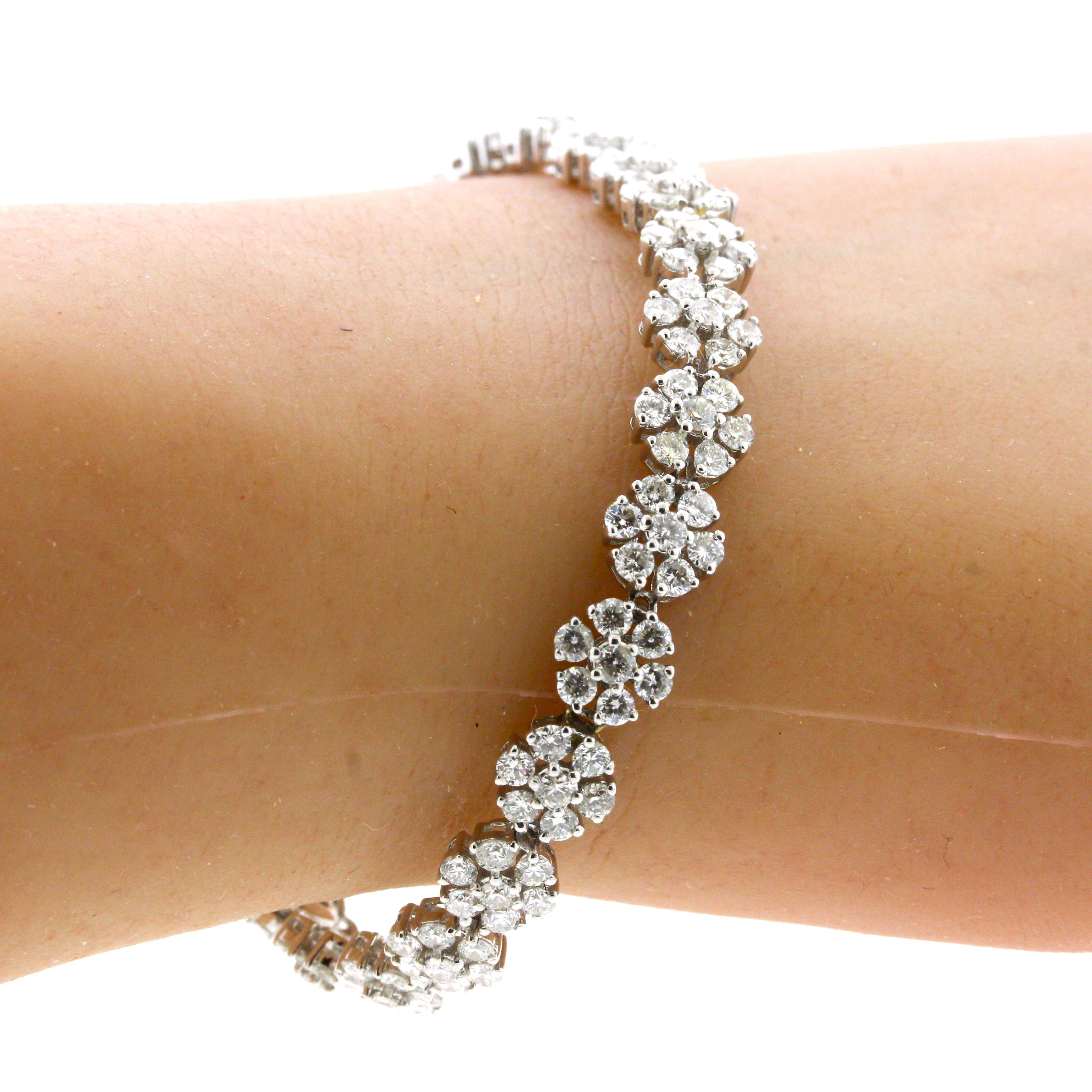 Una pulsera de tenis con motivo floral, dulce y elegante, con 7,36 quilates de diamantes redondos talla brillante. Hay un total de 25 flores de diamantes individuales engarzadas en fila. Fabricada en oro blanco de 18 quilates y lista para