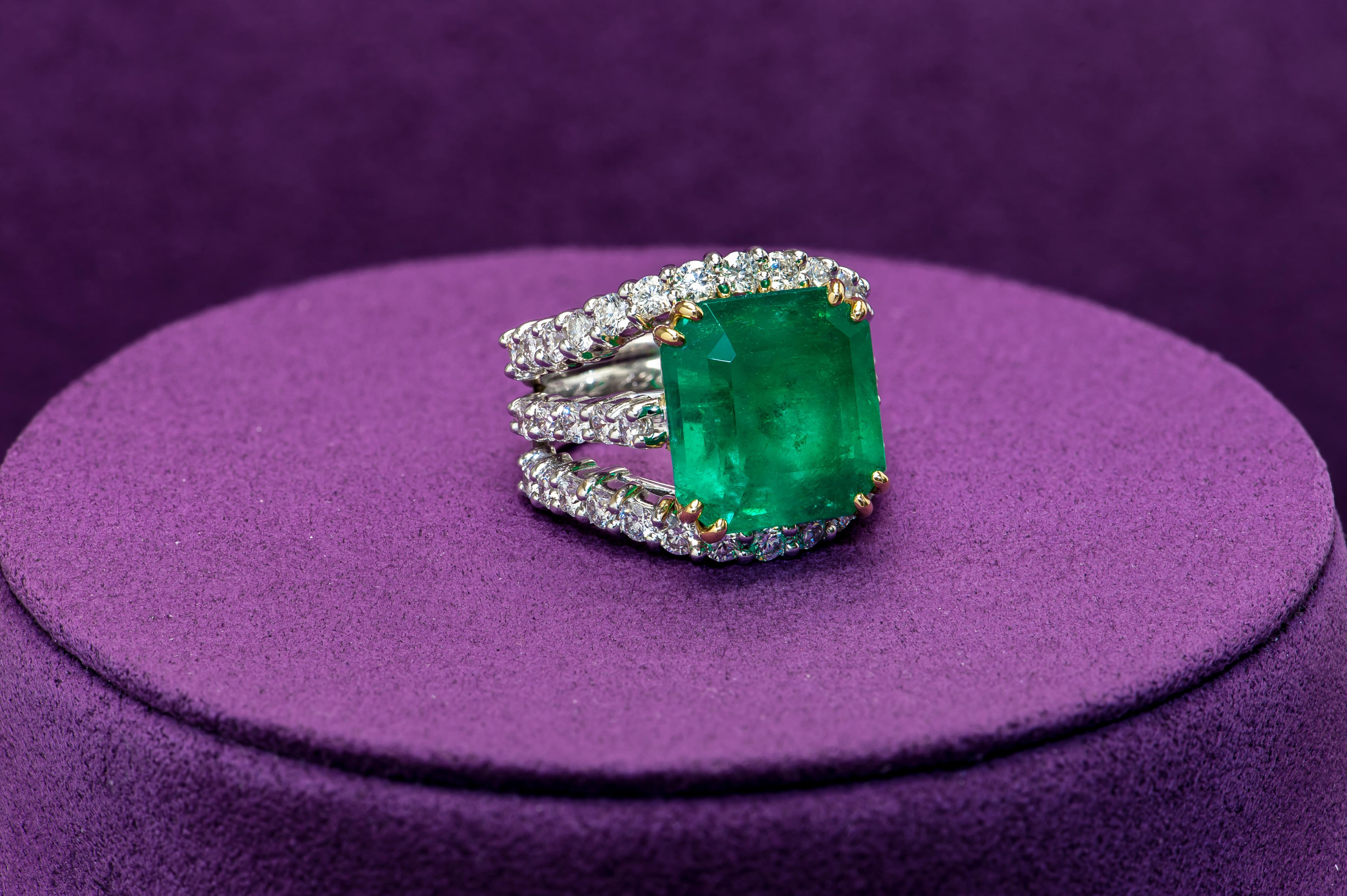 7.36 Carat Emerald and Brilliant-Cut Diamond Gold Ring Estate Fine Jewelry In New Condition For Sale In Montreal, QC
