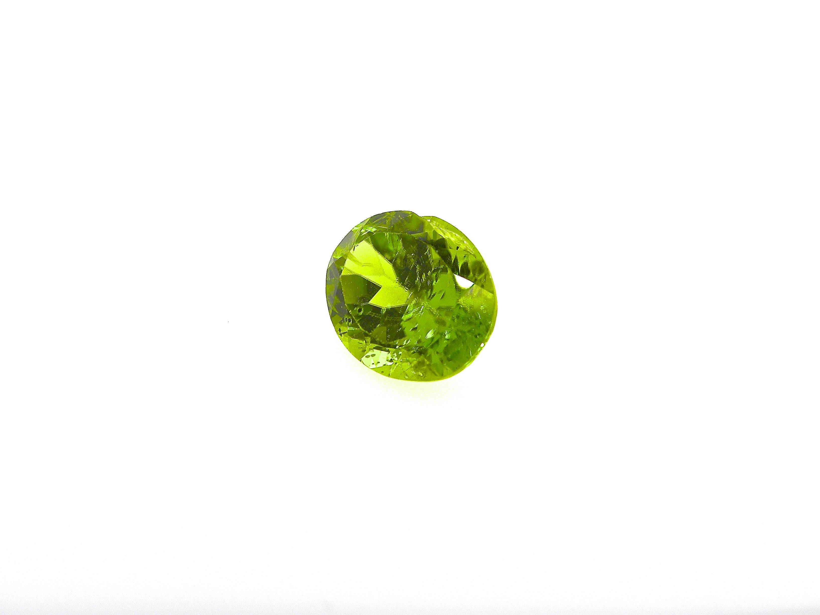 7.36 Carat Natural Unheated Oval-Cut Burmese Vivid Green Peridot In New Condition For Sale In Hong Kong, HK