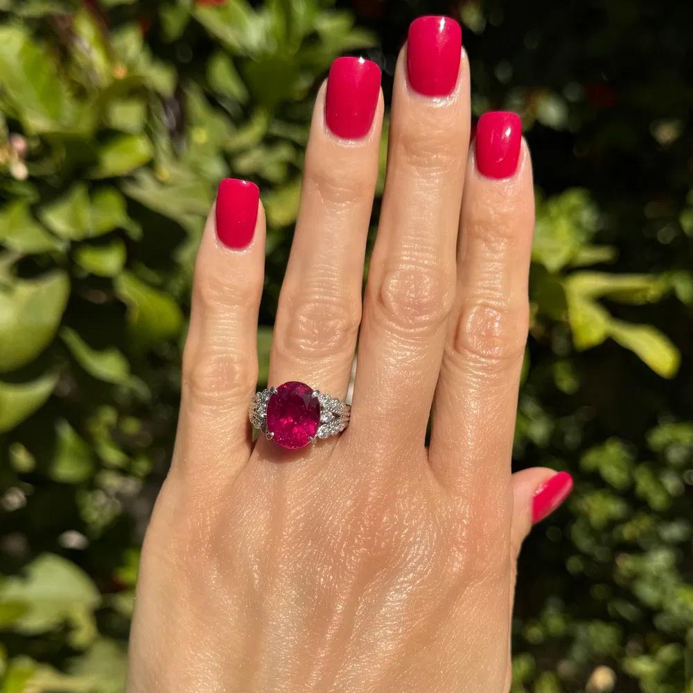 Moderniste Bague cocktail solitaire d'affirmation en tourmaline rubellite et diamants de 7,36 carats en vente
