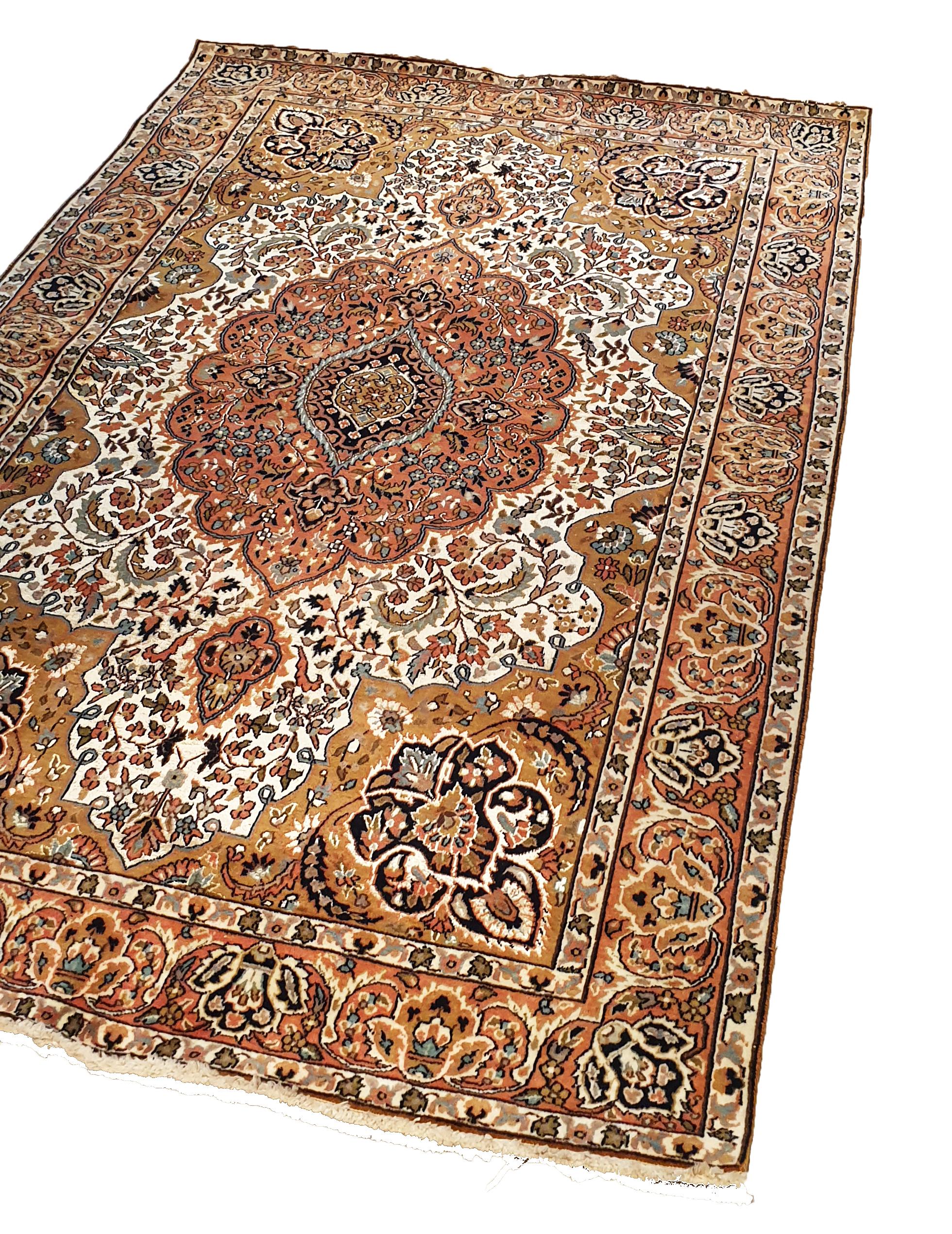 N° 736, handgeknüpfter Teppich in einer indischen Fabrik aus dem 20. Jahrhundert.
Hohe Qualität, schöne Grafiken und bemerkenswerte Finesse.
Perfekter Erhaltungszustand.

Maße: 185 x 115 cm.
