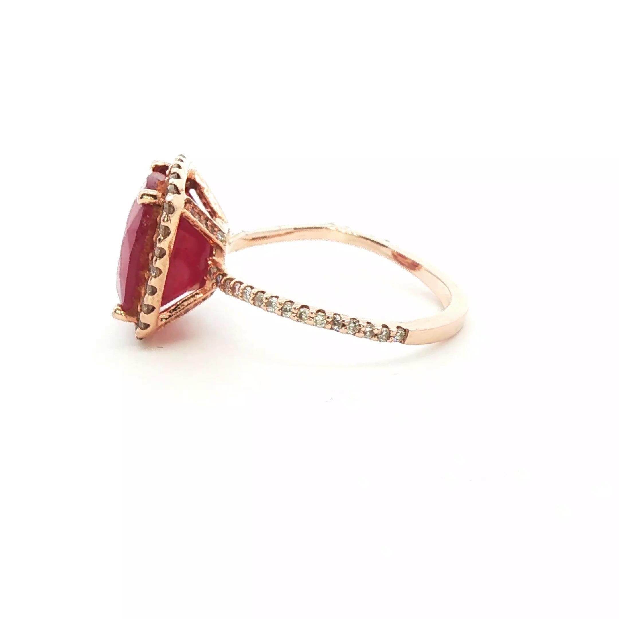 Dies ist ein wunderschöner natürlicher Rubinring, umgeben von einem Halo aus runden Brillanten (ca. .39ctw) und gefertigt aus 14k Roségold. Der Rubin ist mit Glas-/Flussmittelfüllung klar behandelt. Die Farbe des Rubins ist hypnotisierend! Das