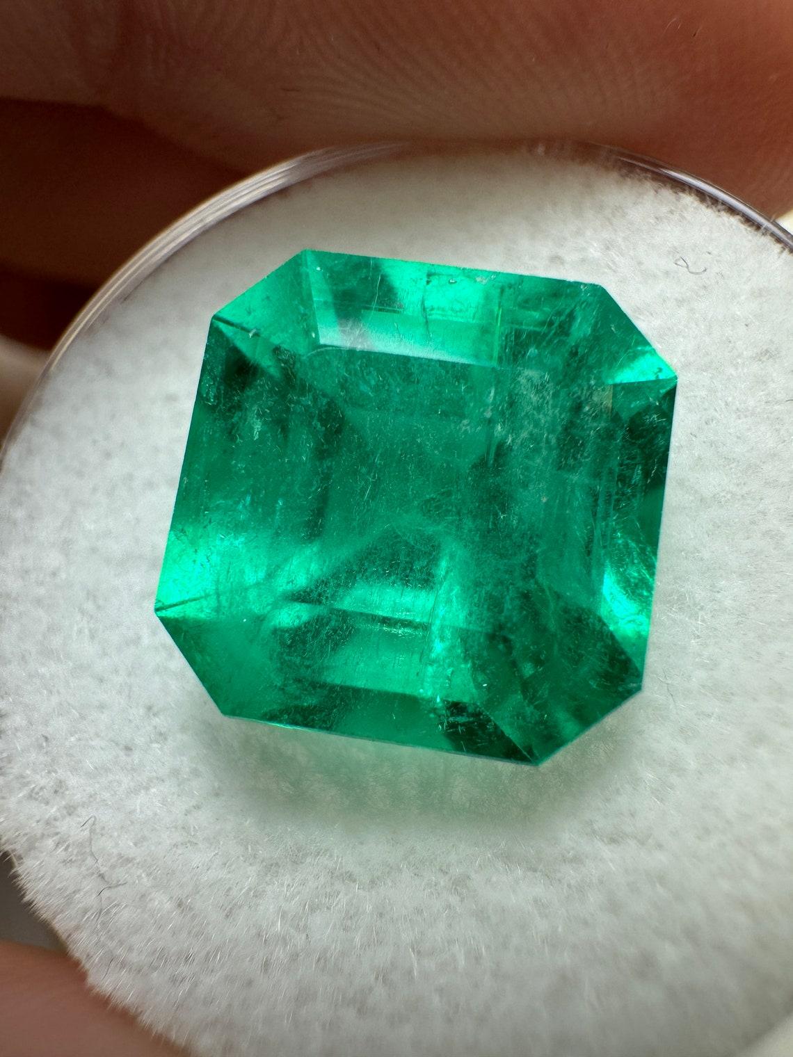 A. Stone: Smeraldo
Peso: 7,38 carati
Forma: Taglio Asscher
Chiarezza: Trasparente
Lucentezza: Eccellente
Colore: Greene & Greene bluastro
Misure: 11,51 mm x 11,52 mm x 8,99 mm
Origine geografica: Colombia
Trattamento: Naturale, oliatura

Commenti: A