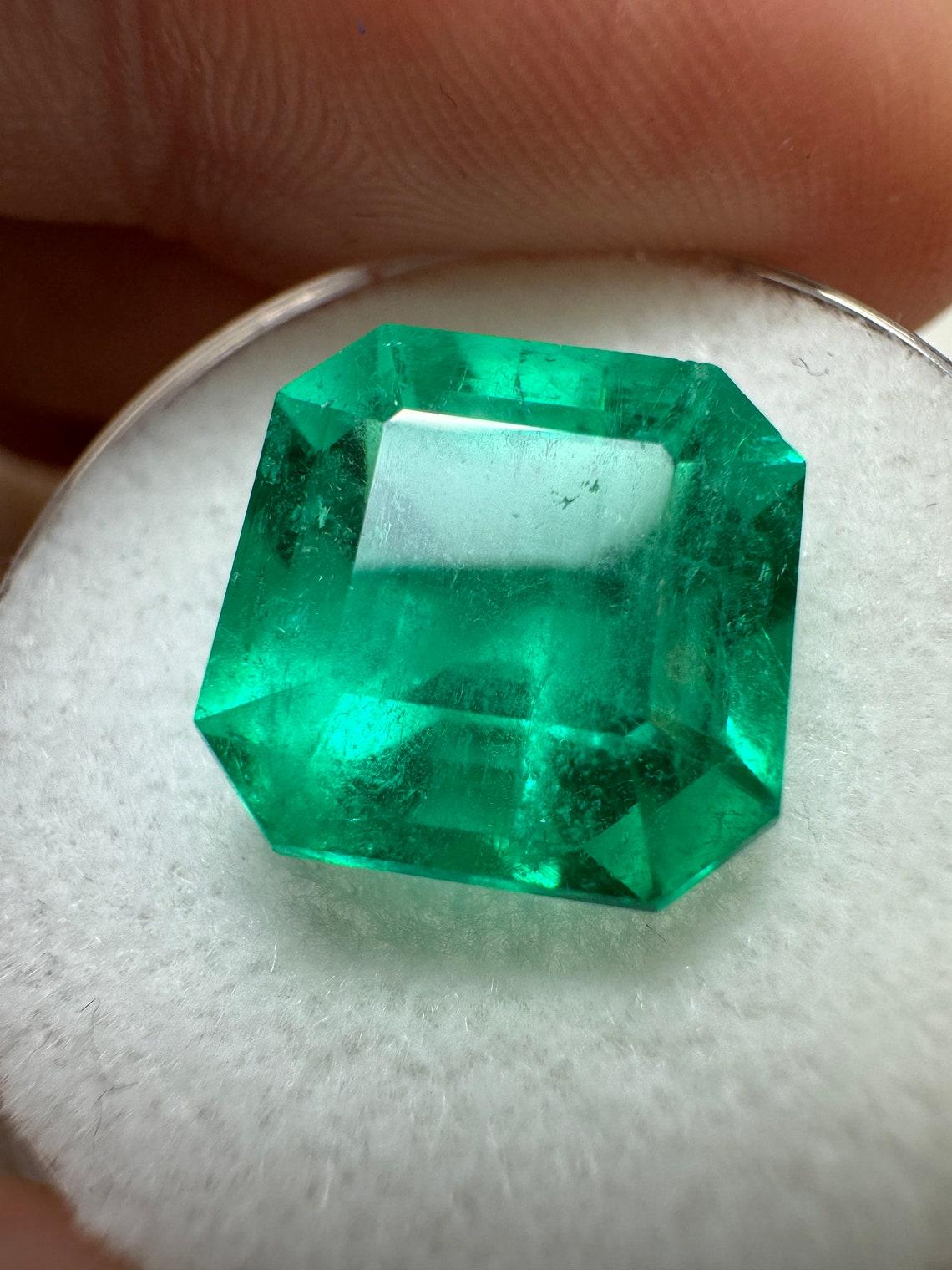 Moderno 7,38 Carati 11,5x11,5 Smeraldo colombiano verde bluastro intenso - Taglio Asscher Maggio in vendita