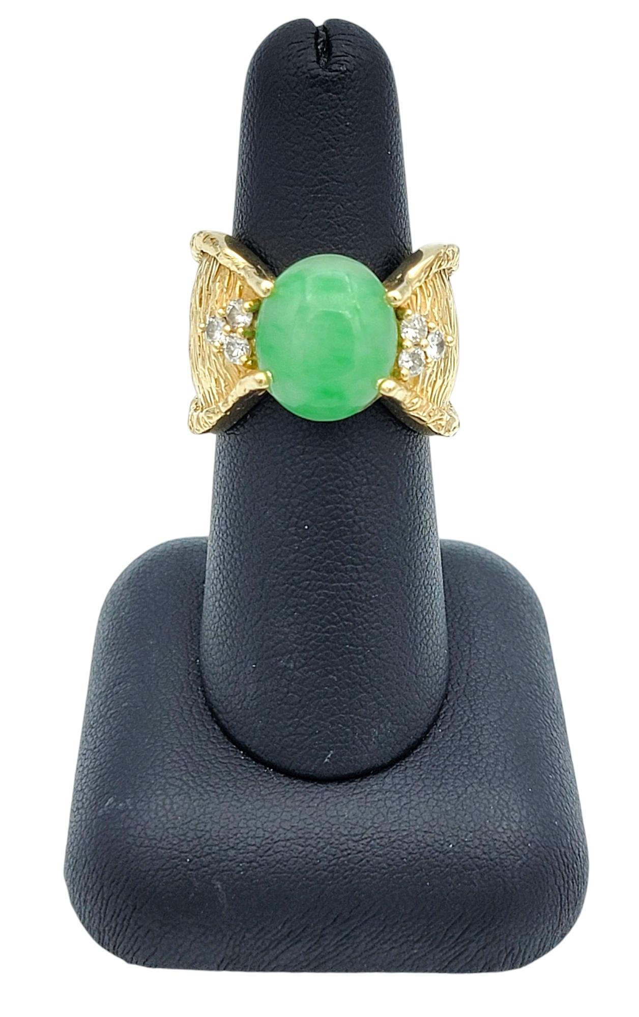 Bague en or jaune 14 carats texturée avec jade cabochon ovale de 7,38 carats et diamants en vente 4