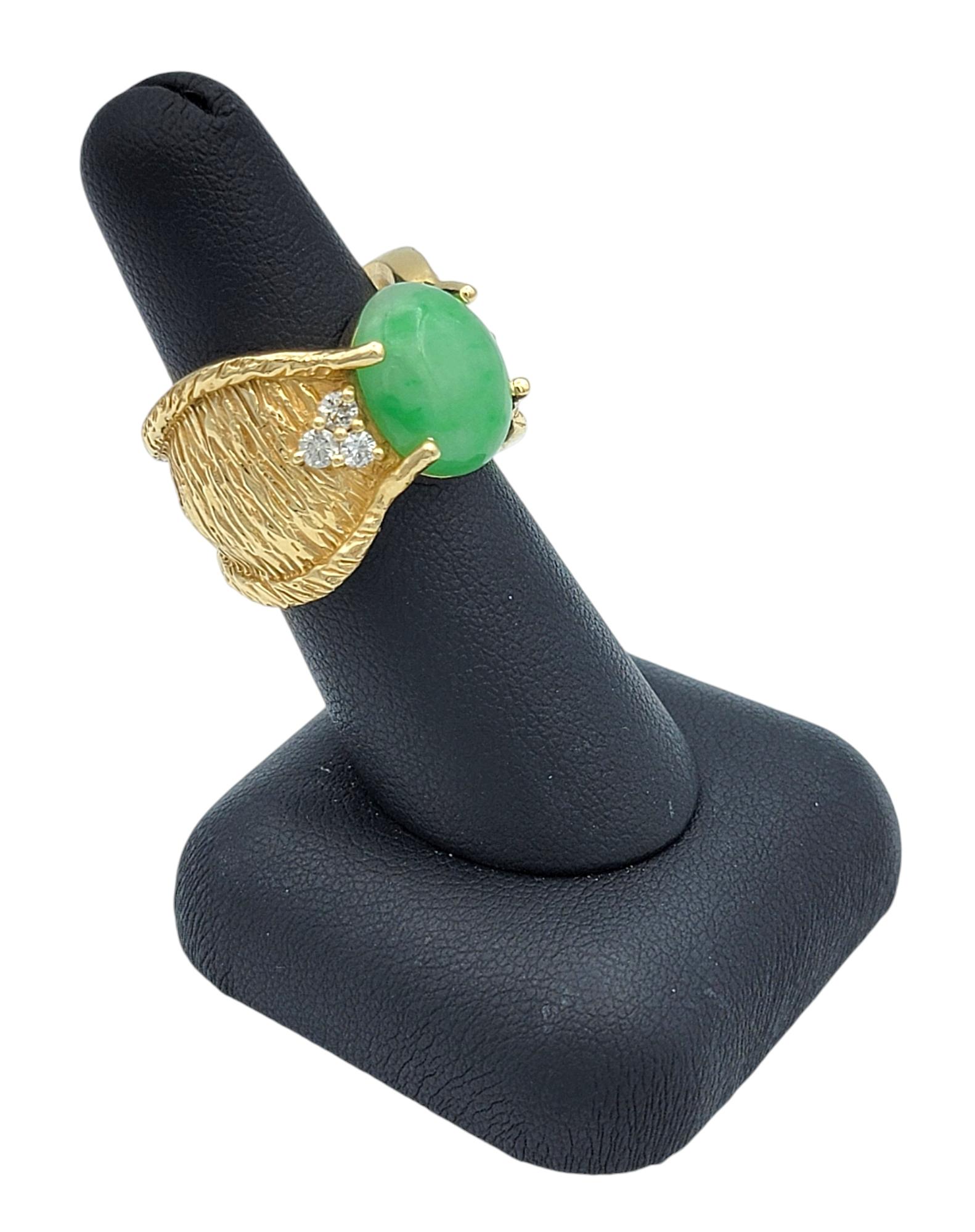 Bague en or jaune 14 carats texturée avec jade cabochon ovale de 7,38 carats et diamants en vente 5