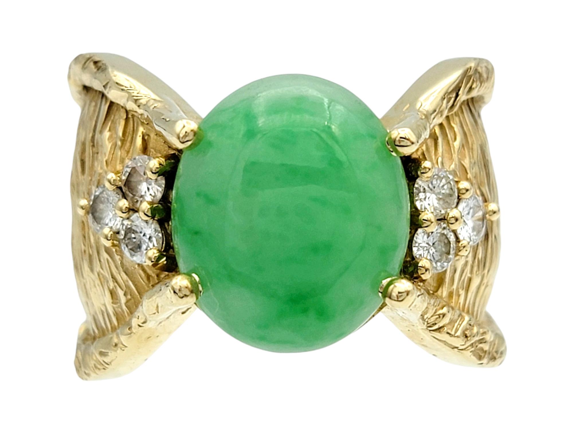 Taille de l'anneau : 7

Voici une superbe bague en jade cabochon ovale de 7,38 carats, un mélange exquis de beauté naturelle et d'élégance raffinée. La pierre d'un vert riche et vibrant occupe le devant de la scène avec sa taille en cabochon lisse,