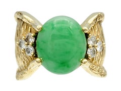 Bague en or jaune 14 carats texturée avec jade cabochon ovale de 7,38 carats et diamants