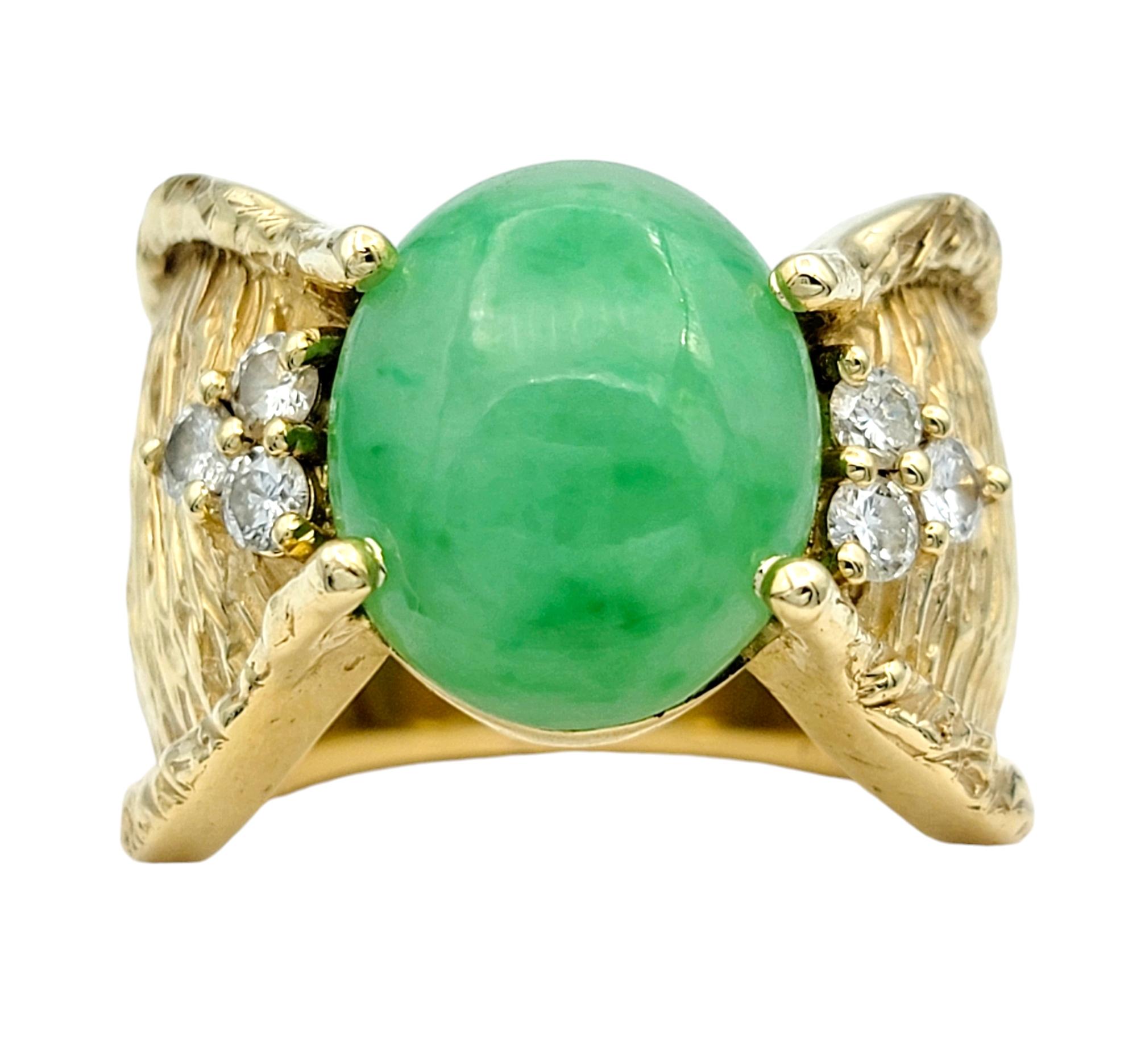 Contemporain Bague en or jaune 14 carats texturée avec jade cabochon ovale de 7,38 carats et diamants en vente