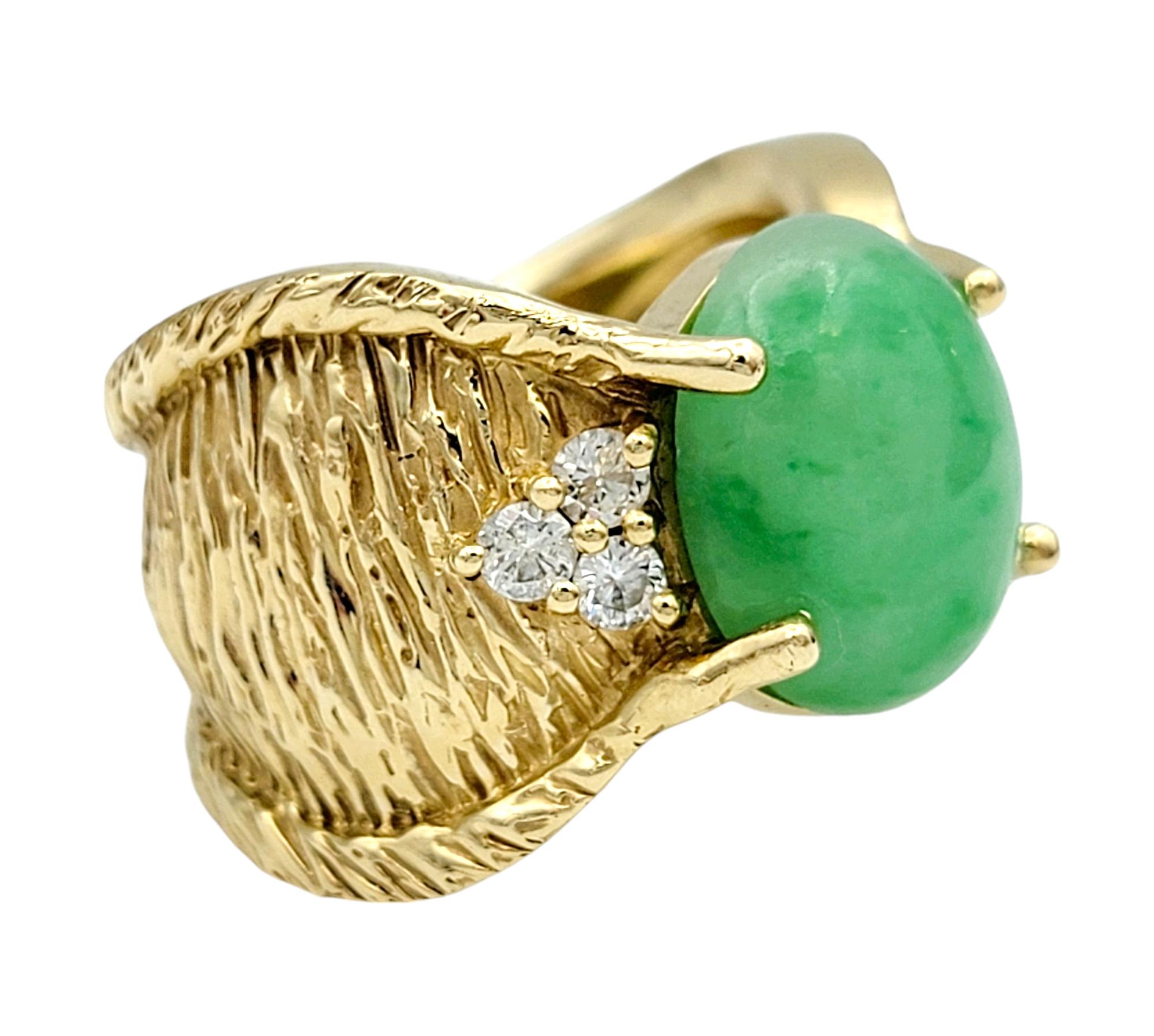 Taille ovale Bague en or jaune 14 carats texturée avec jade cabochon ovale de 7,38 carats et diamants en vente