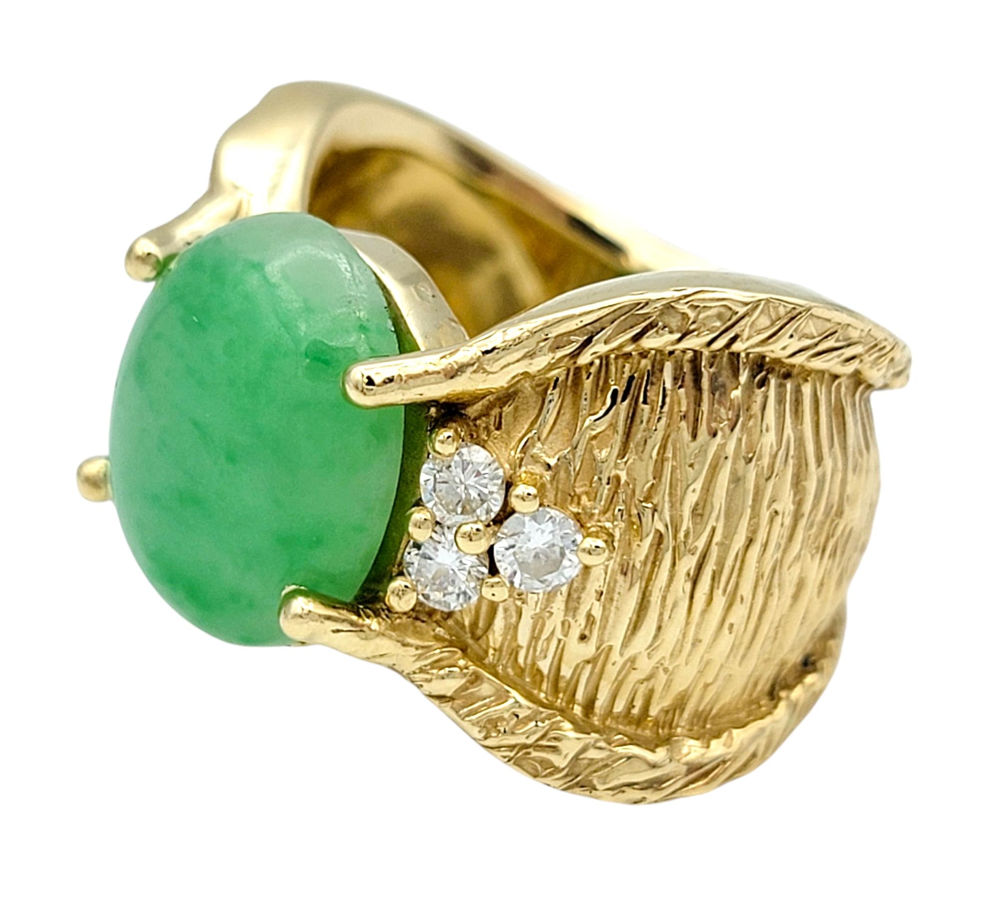Bague en or jaune 14 carats texturée avec jade cabochon ovale de 7,38 carats et diamants Bon état - En vente à Scottsdale, AZ
