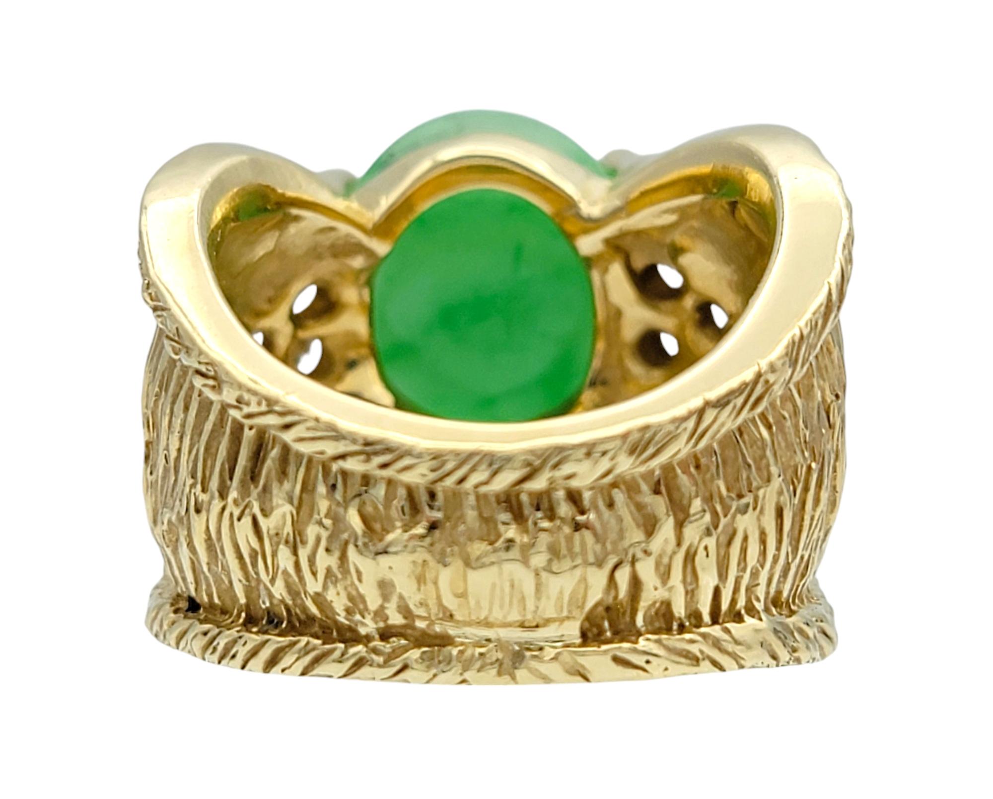 Bague en or jaune 14 carats texturée avec jade cabochon ovale de 7,38 carats et diamants Pour femmes en vente