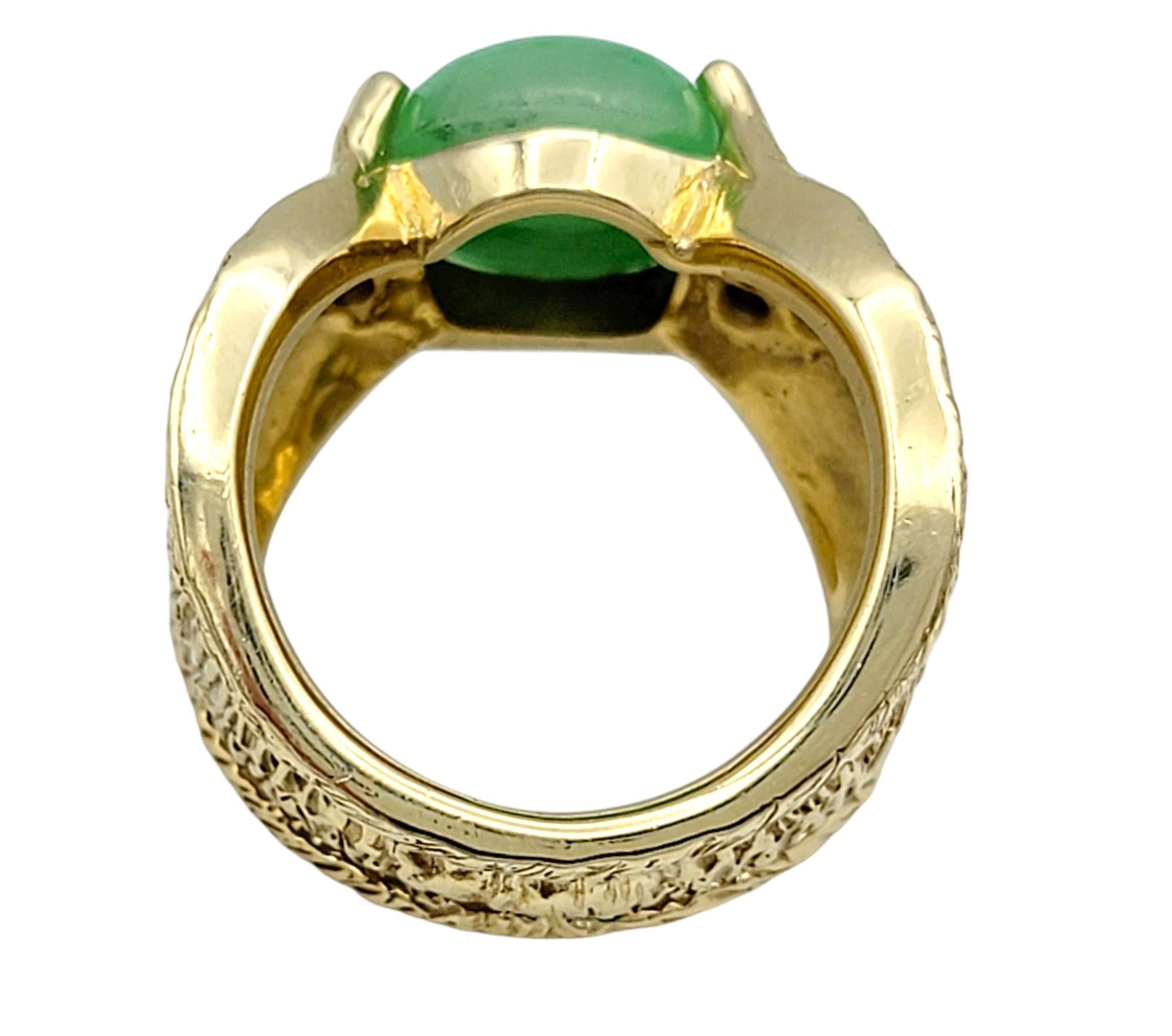 Bague en or jaune 14 carats texturée avec jade cabochon ovale de 7,38 carats et diamants en vente 1