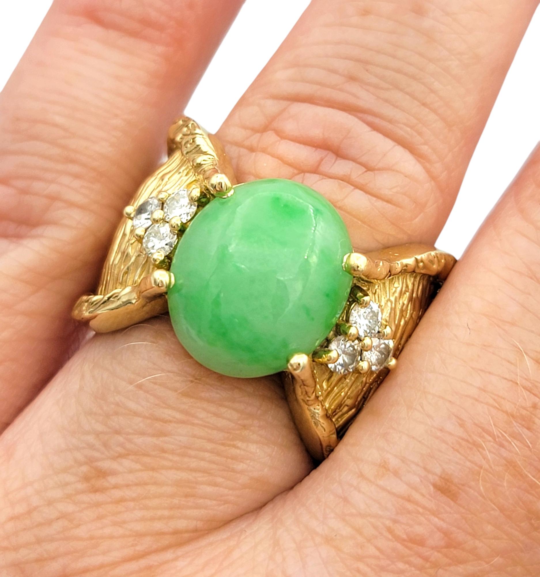 Bague en or jaune 14 carats texturée avec jade cabochon ovale de 7,38 carats et diamants en vente 3