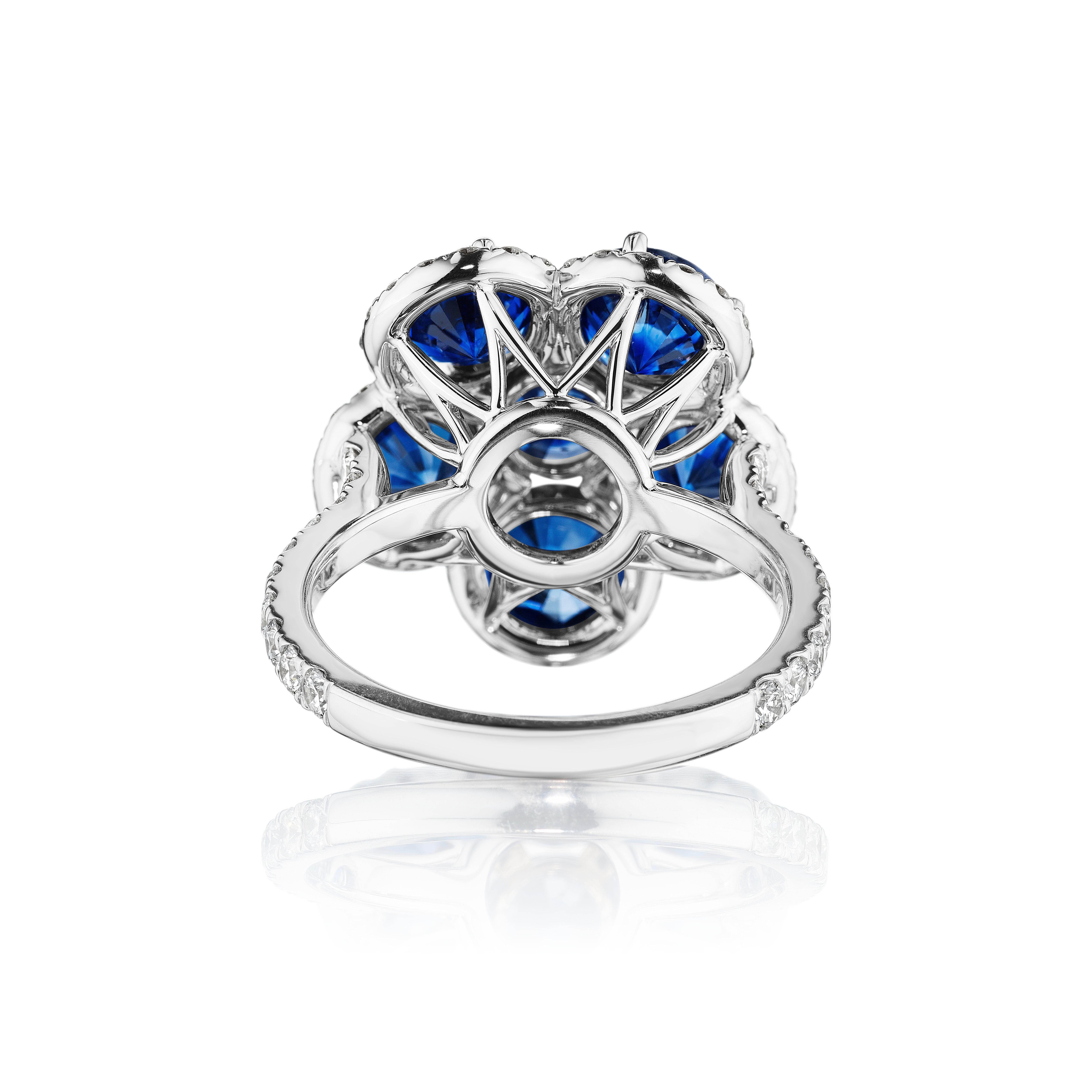 7.38ct Round Sapphire & Diamond Flower Cocktail Ring In New Condition For Sale In New York, NY