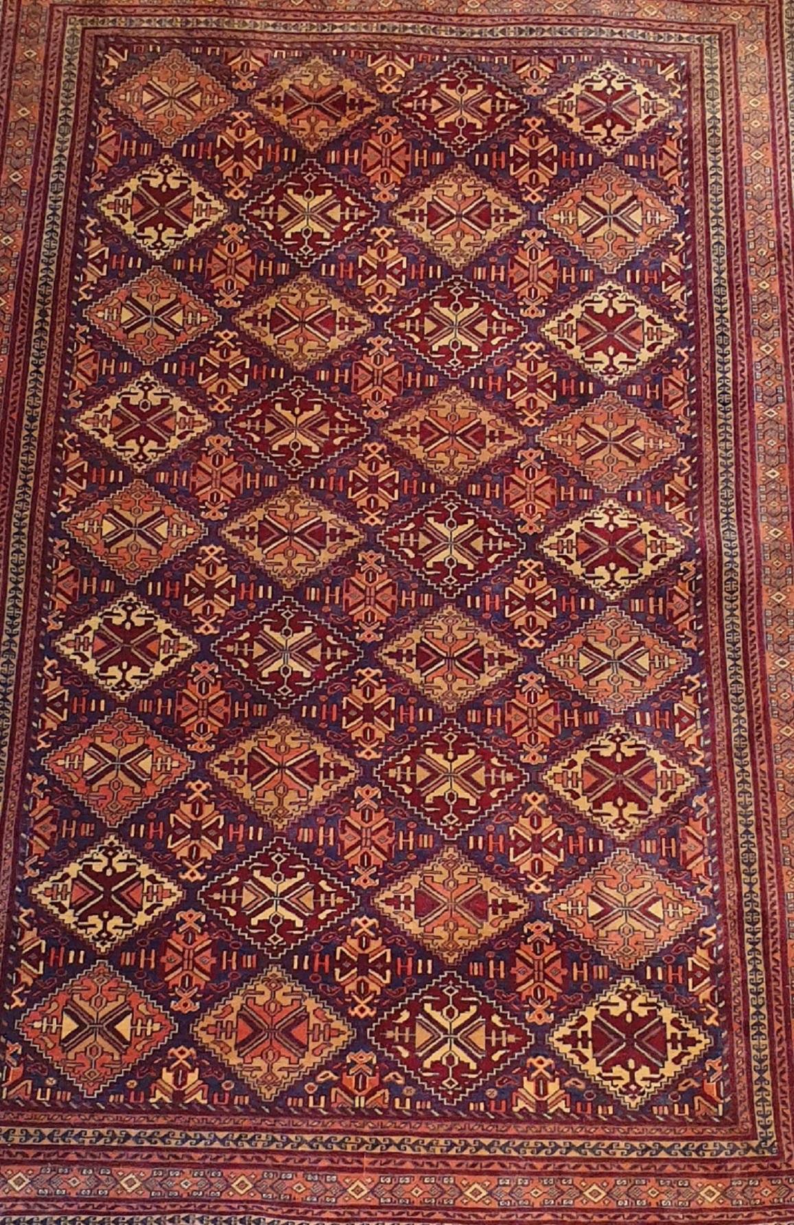 739 - Beautiful Turkmen Bukhara Carpet from the 20th Century In Excellent Condition For Sale In Paris, FR