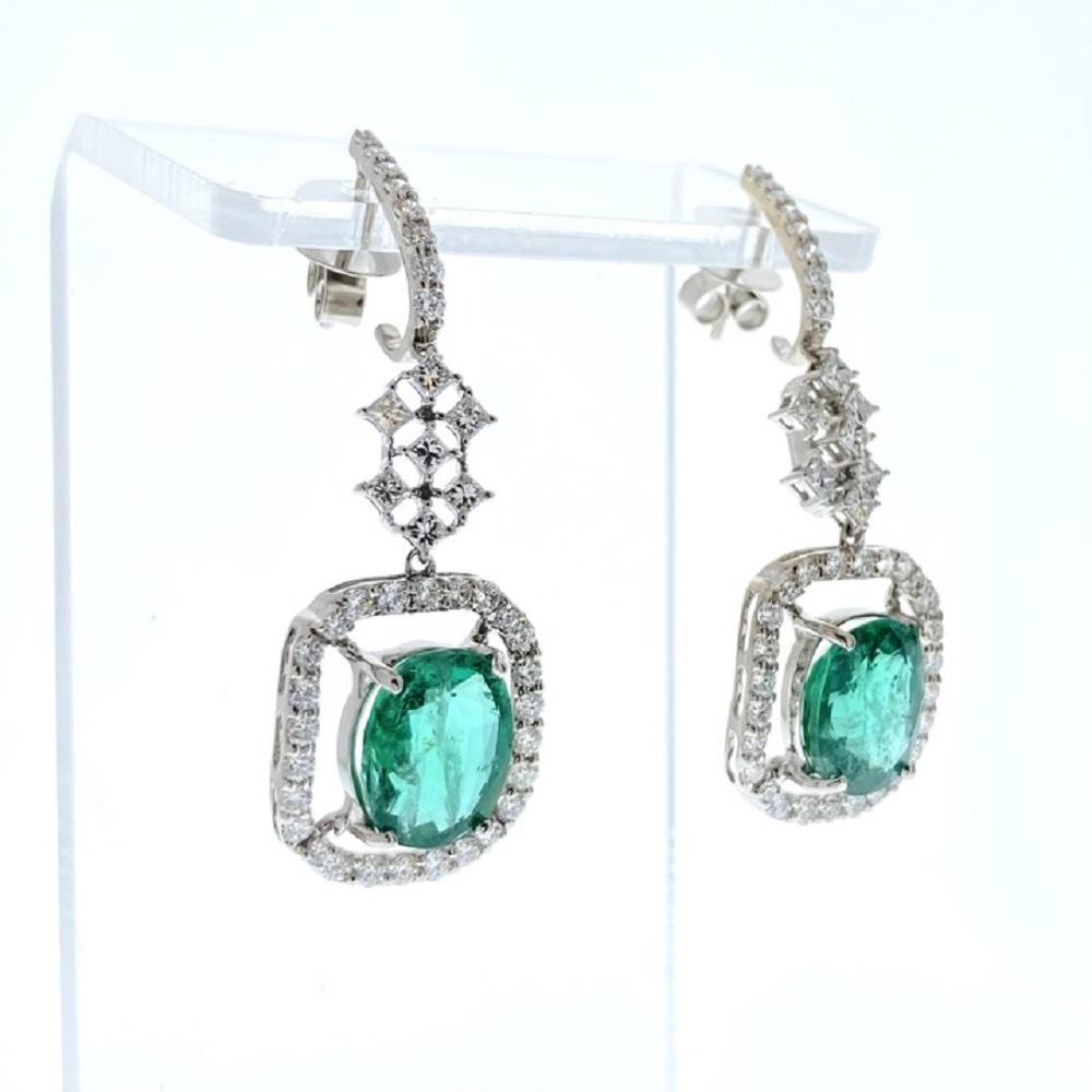 Cushion-cut emerald as the main stone, with a total weight of 7.39 carats. Additionally, there are round diamonds serving as side stones, with a total quantity of 82 and a combined weight of 0.82 carats. The setting for these earrings is made of 18k