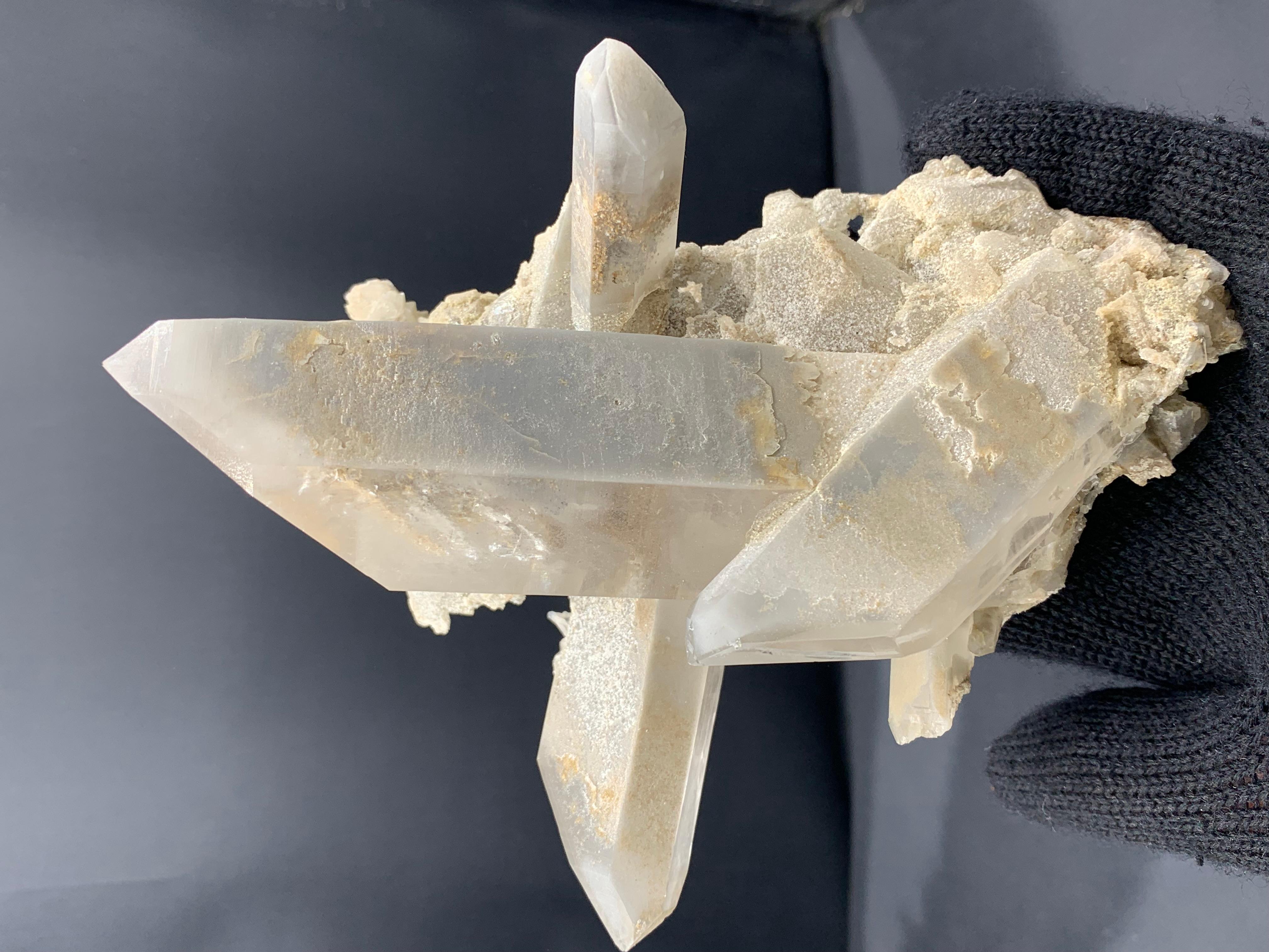 INFORMAZIONI SUL PRODOTTO:

Tipo di campione: Splendido ammasso robusto di quarzo
Peso: 739,98 grammi
Dimensioni: 18 × 14 x 8 cm
Origine: Distretto di Skardu, Gilgit Baltistan, Pakistan
Trattamento: Nessuno

DESCRIZIONE:

L'adorabile mazzo di quarzo