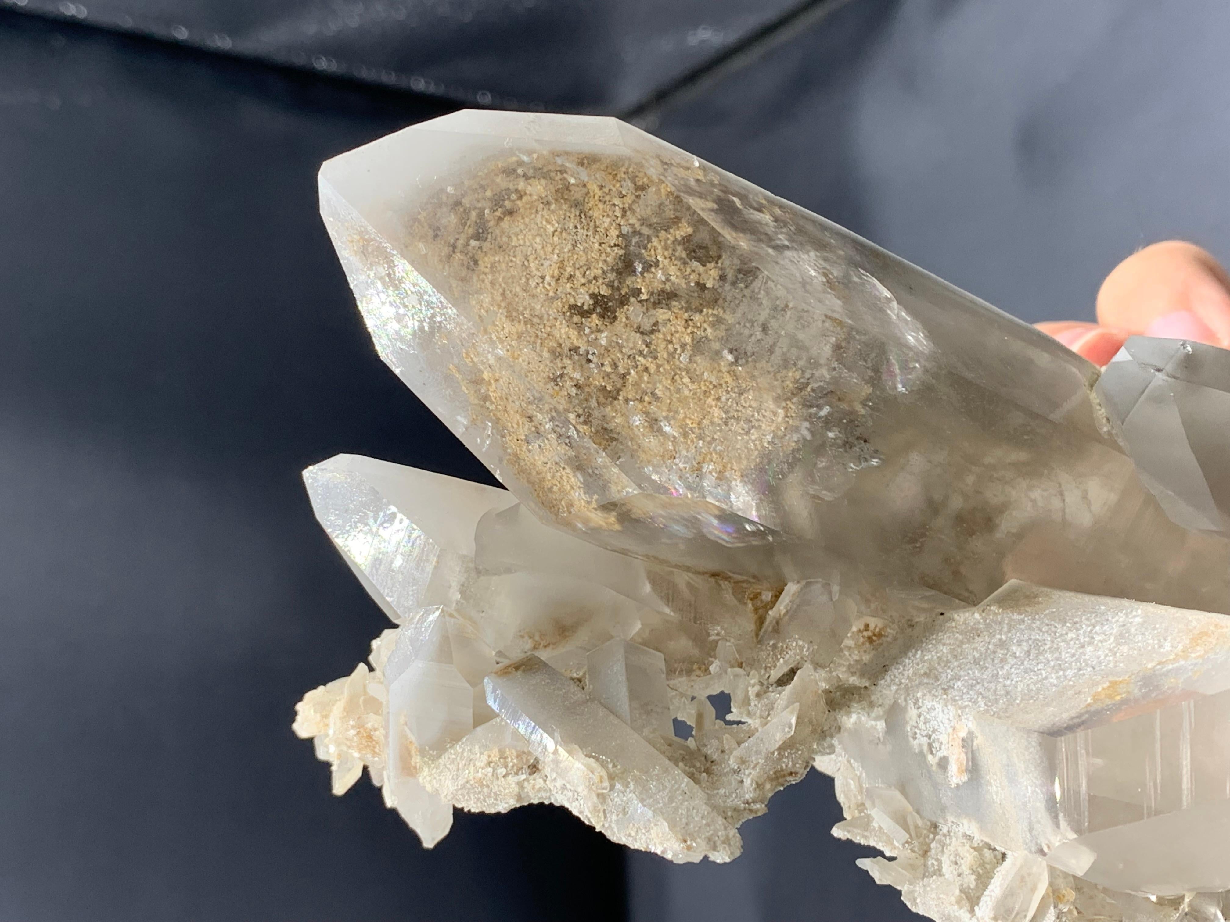 739,98 grammi Adorabile mazzo di quarzo robusto con un'interessante inclusione in vendita 2