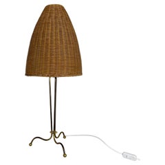 Magnifique lampe de bureau tripode en laiton et rotin de style kalmar de 73 cm, Autriche, années 1960