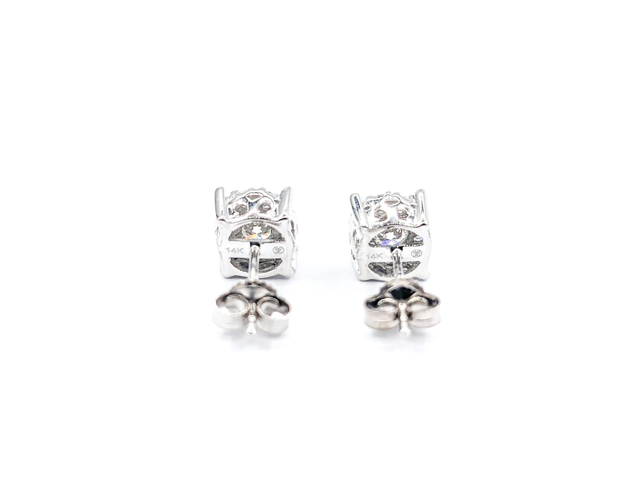 Taille ronde Boucles d'oreilles en or blanc avec grappes de diamants de 0,73ctw en vente