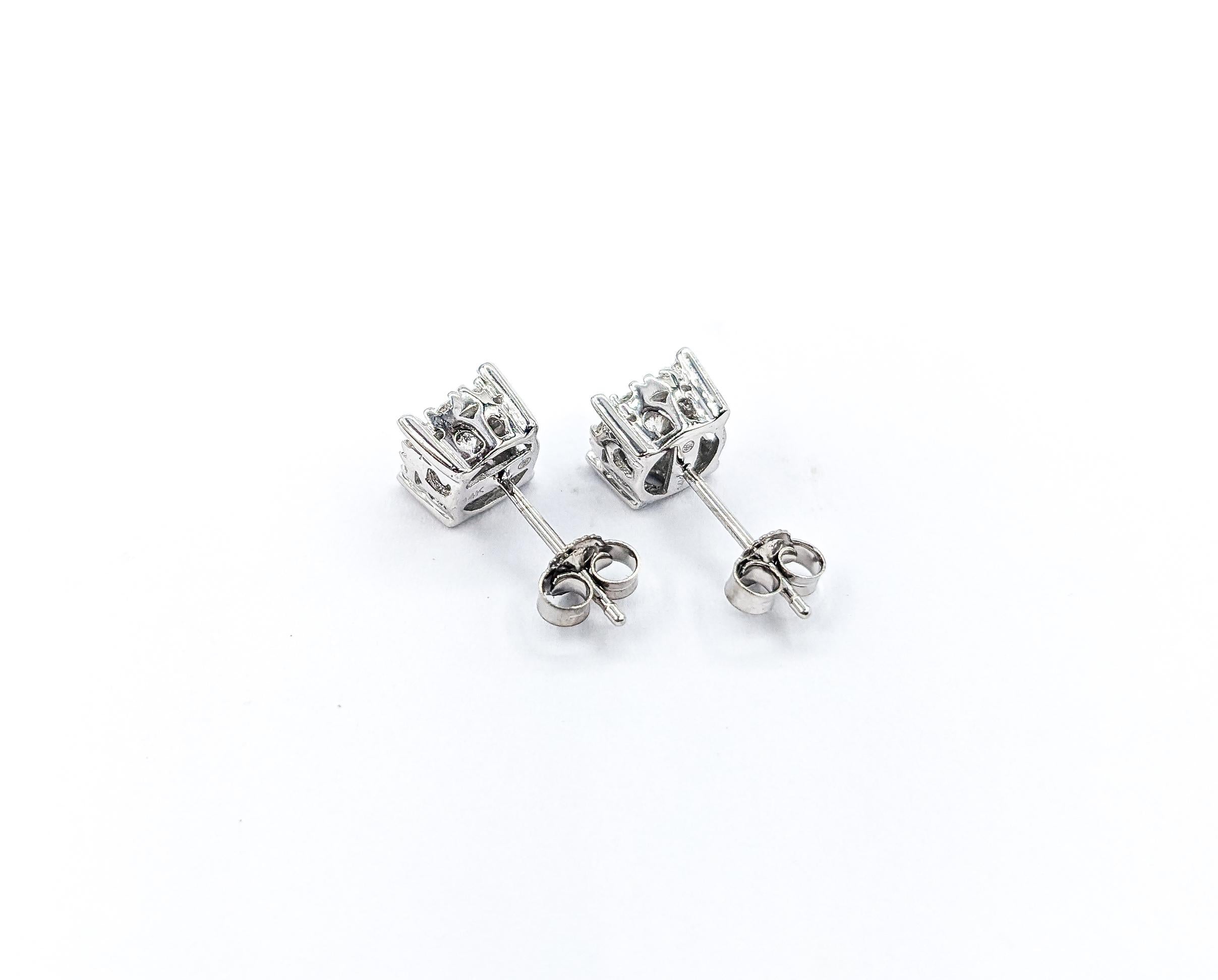 Boucles d'oreilles en or blanc avec grappes de diamants de 0,73ctw Excellent état - En vente à Bloomington, MN
