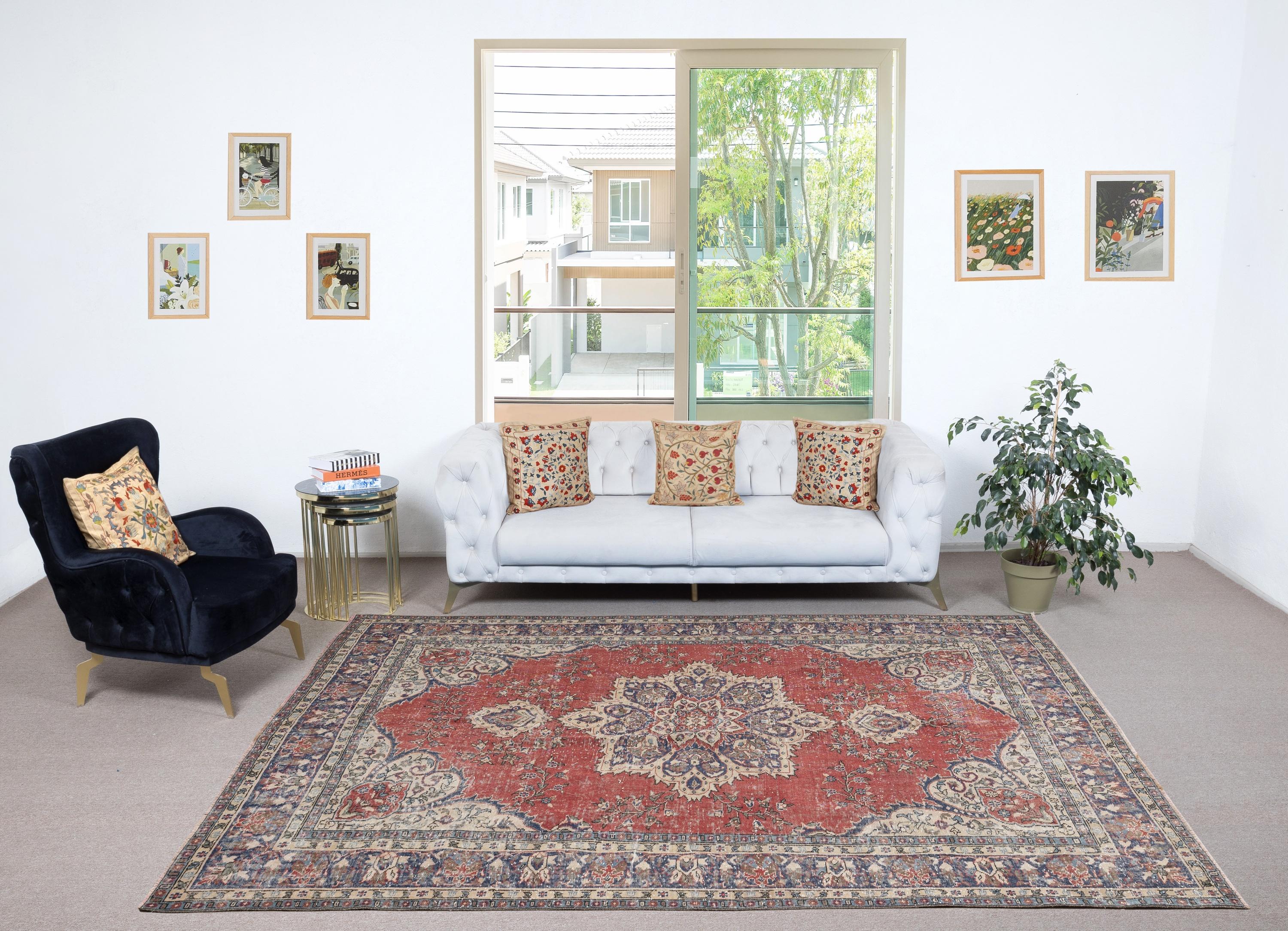 Infondi nella tua casa la bellezza senza tempo di questo tradizionale tappeto turco vintage fatto a mano, un capolavoro annodato a mano e realizzato con una lussuosa miscela di lana e cotone. Tessuto da abili artigiani con tecniche secolari, questo