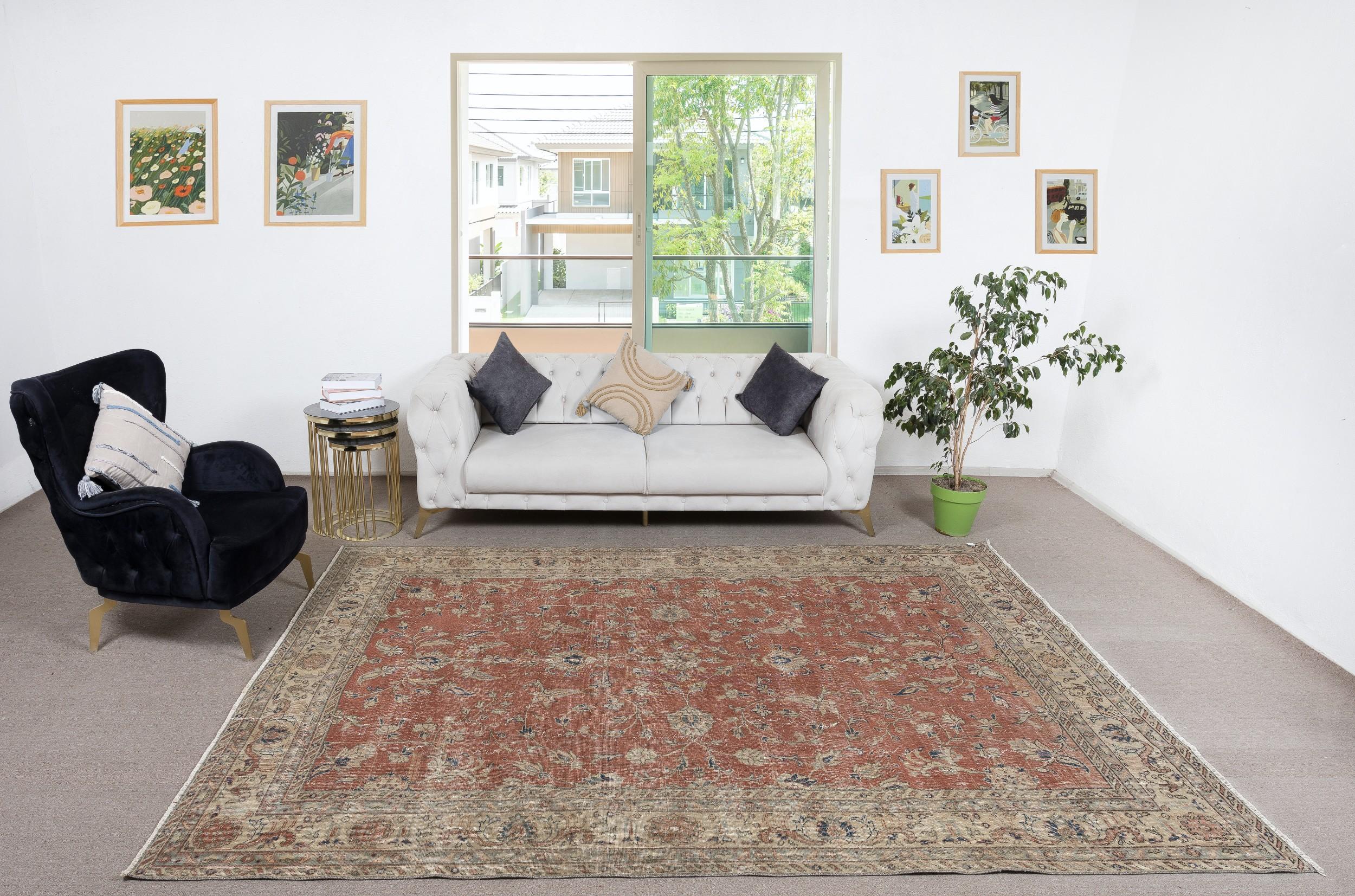 Infunde a tu hogar la belleza atemporal de esta alfombra turca tradicional vintage hecha a mano, una obra maestra anudada a mano y elaborada con una lujosa mezcla de lana y algodón. Tejida por hábiles artesanos con técnicas centenarias, esta