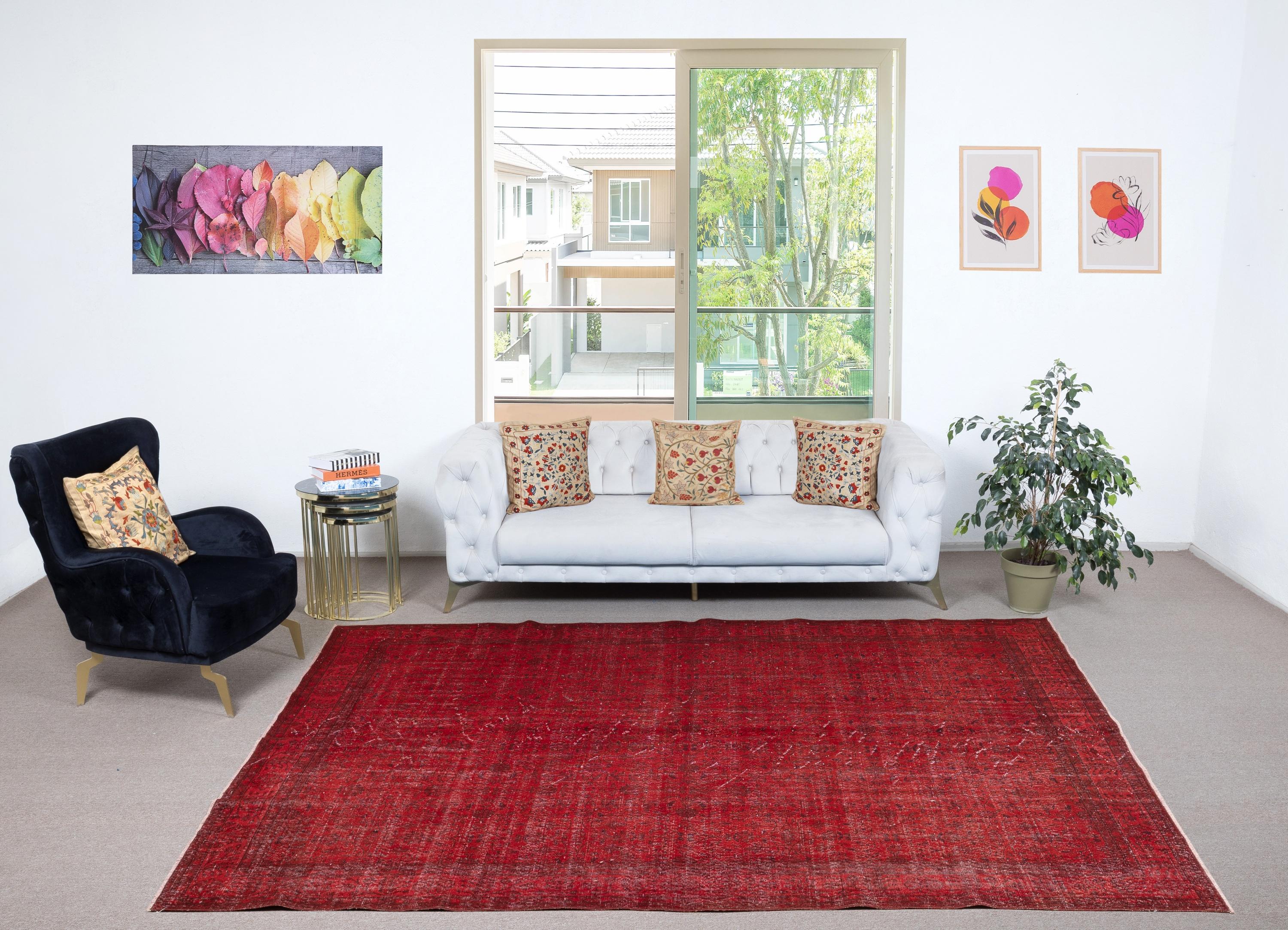 Unsere gefärbten Teppiche sind allesamt handgeknüpfte türkische Vintage-Teppiche, die in unserer Werkstatt sorgfältig restauriert und neu gestaltet wurden, damit sie zu einer breiten Palette von Einrichtungsstilen passen - von modern und