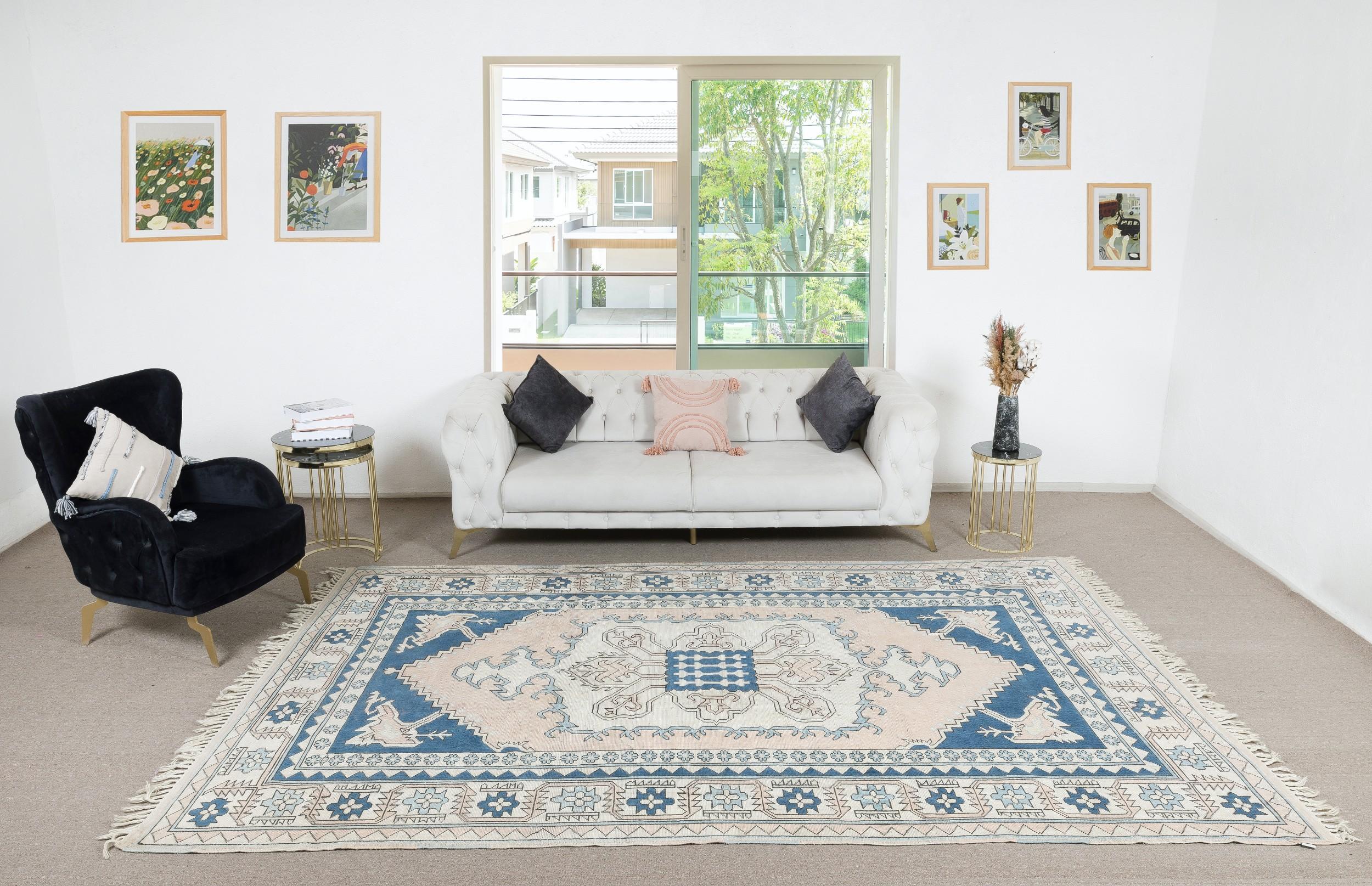 Verleihen Sie Ihrem Zuhause einen Hauch zeitloser Eleganz mit diesem traditionellen, handgeknüpften türkischen Teppich im Vintage-Stil, der aus 100 % hochwertiger Wolle gefertigt ist. Dieses exquisite Stück fängt die Essenz der traditionellen