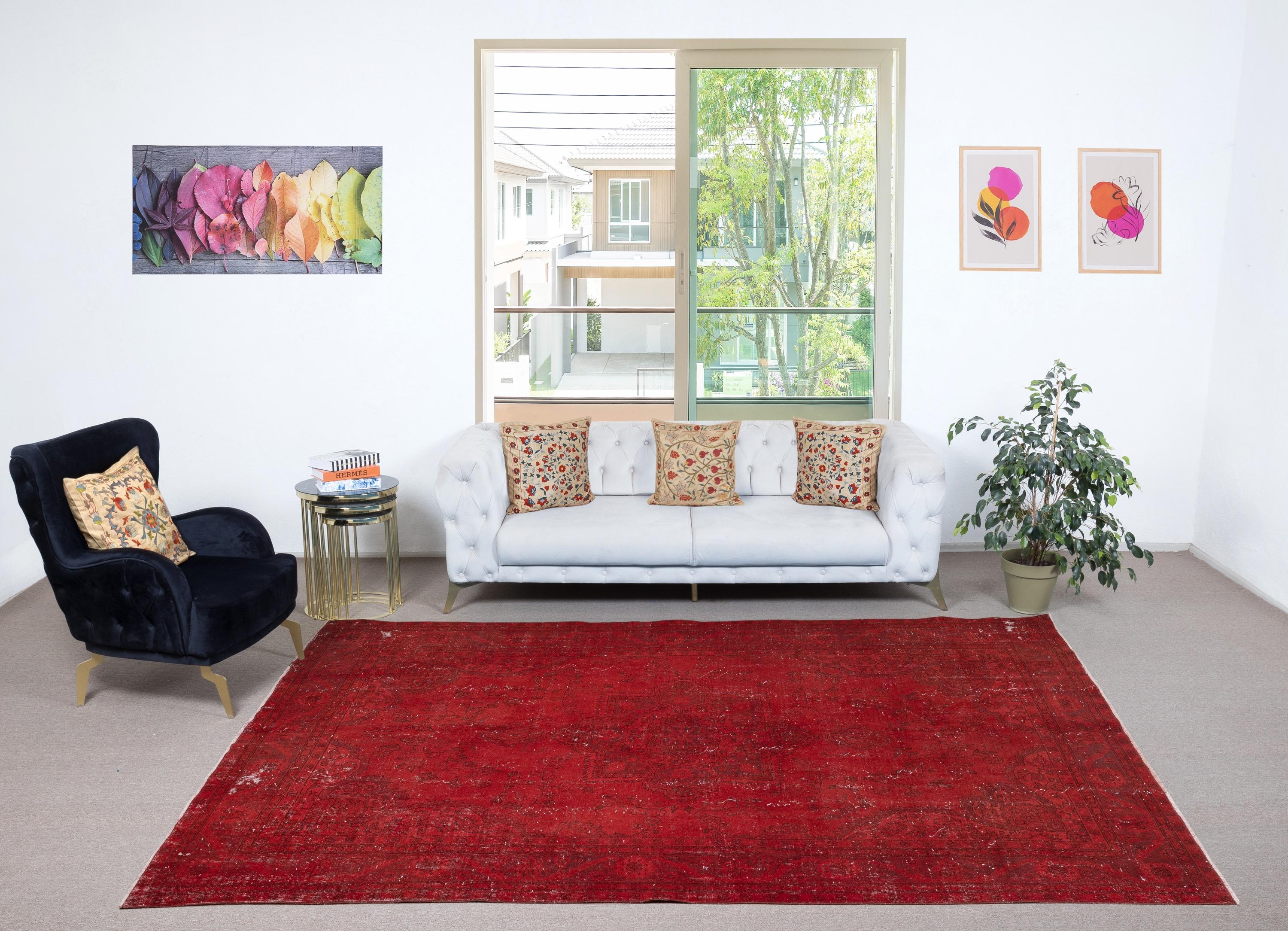 Unsere gefärbten Teppiche sind allesamt handgeknüpfte türkische Vintage-Teppiche, die in unserer Werkstatt sorgfältig restauriert und neu gestaltet wurden, damit sie zu einer breiten Palette von Einrichtungsstilen passen - von modern und