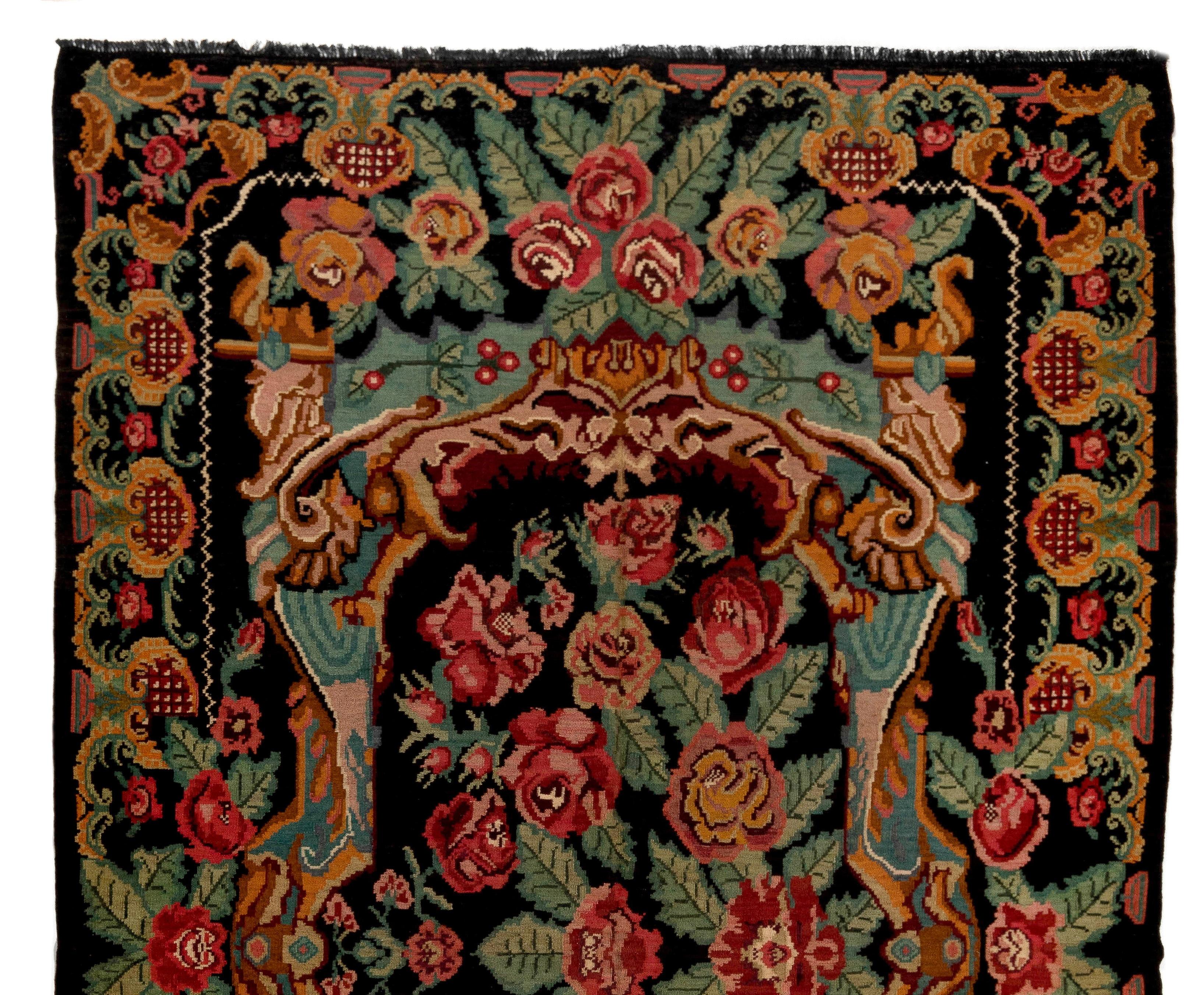 Einzigartiger vintage bessarabischer Kelim.  
Ein handgewebter osteuropäischer Teppich aus Moldawien. Diese traditionellen moldauischen Flachgewebe sind von alten Aubusson-Teppichen inspiriert, zeichnen sich jedoch durch ihren schwarzen Grund und