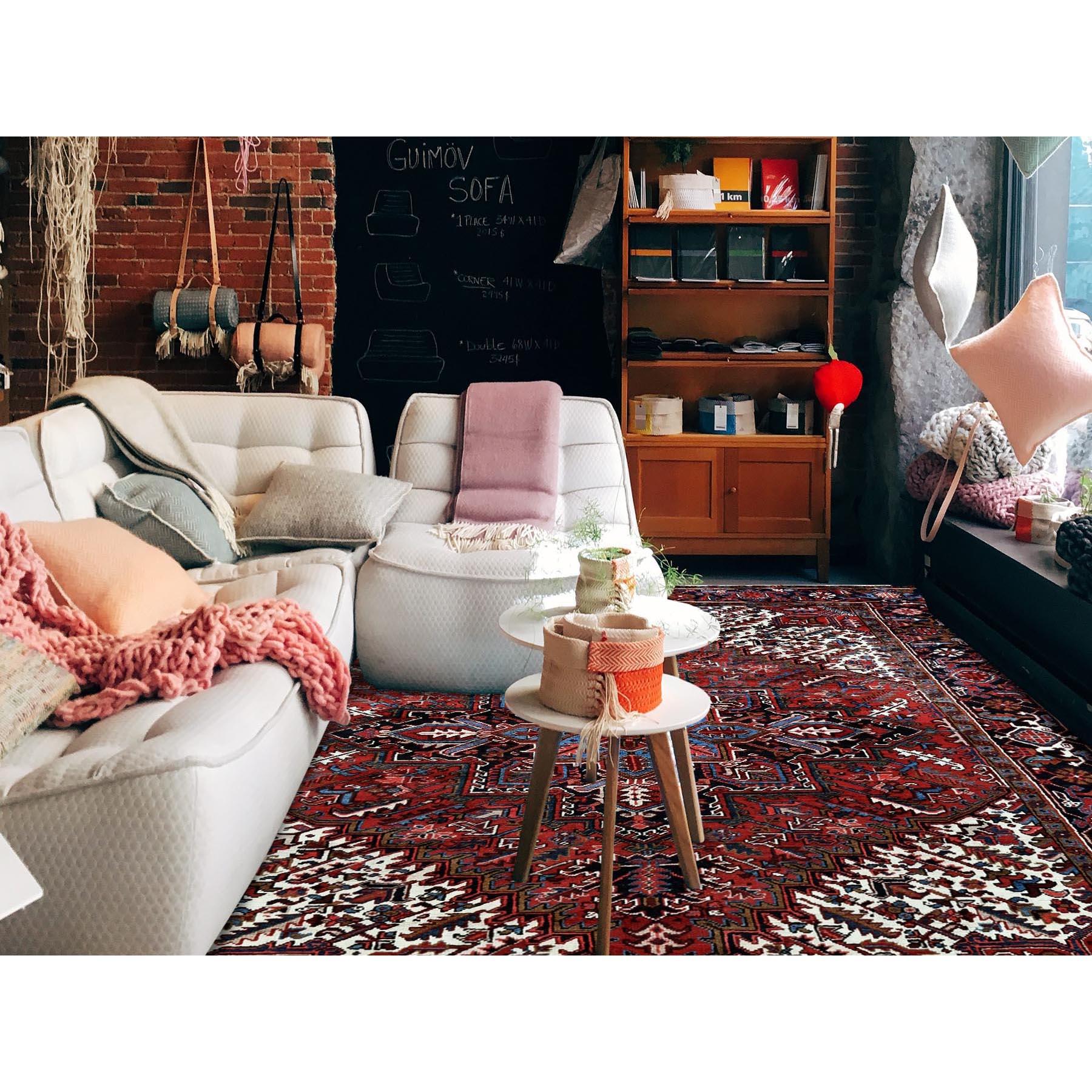 Auburn Red, Vintage Persian Heriz mit geometrischem Medaillon-Design, 100% Wolle, handgeknüpft, rasiert, ausgezeichneter Zustand, Seiten und Enden professionell gesichert, Orientteppich
Primäre MATERIALIEN: Wolle
Latex: Kein Flor 
Höhe: 0,25