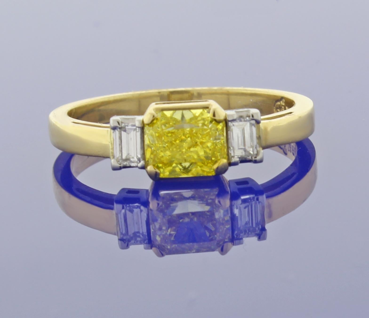 Bague à trois pierres en diamant jaune vif sans défaut interne de 0,74 carat en vente 1