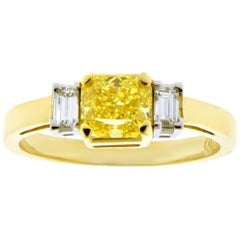 Bague à trois pierres en diamant jaune vif sans défaut interne de 0,74 carat