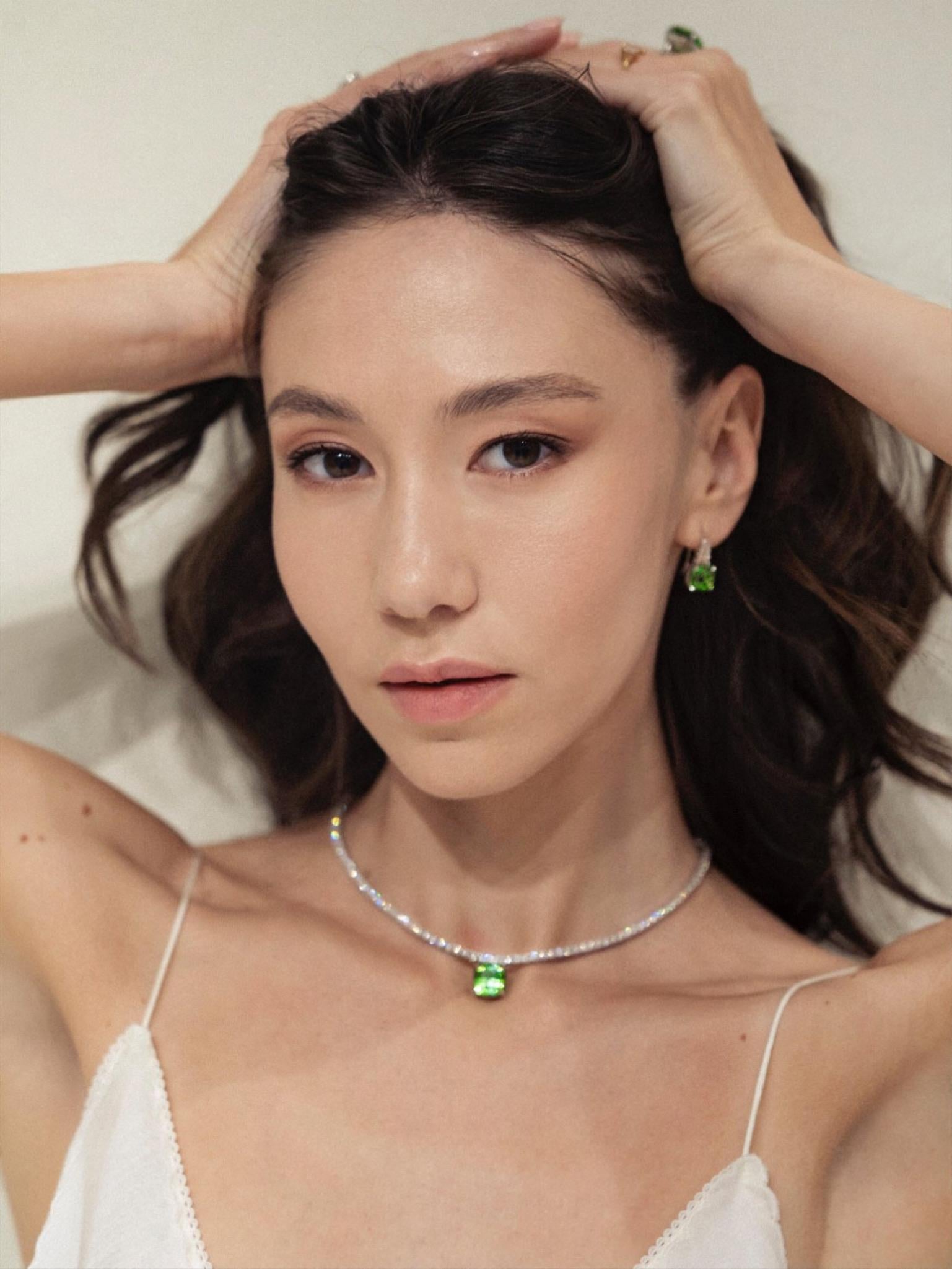 Boucles d'oreilles GRACE en or blanc 18 carats et tourmaline verte menthe Unisexe en vente
