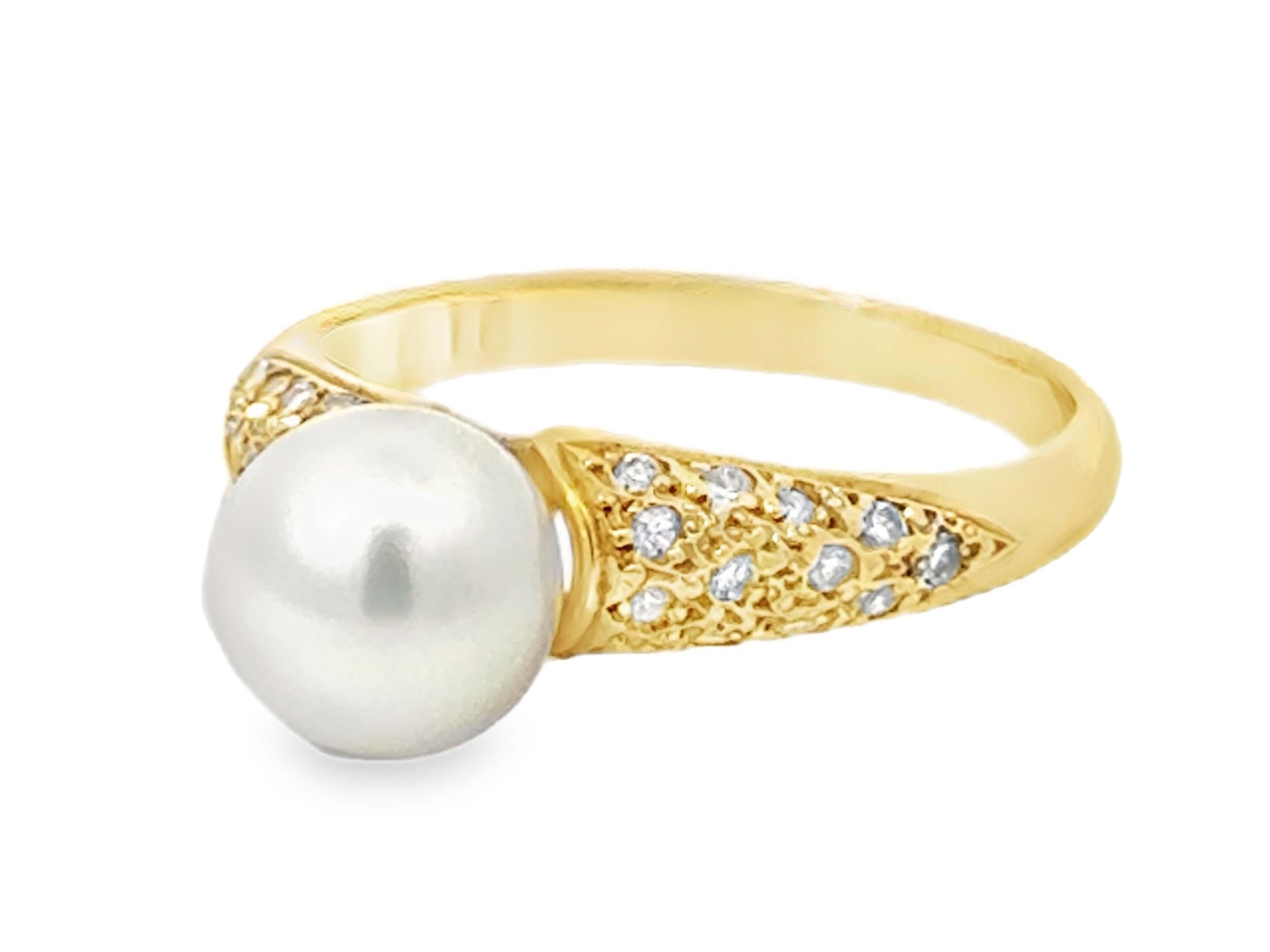 7.4 Mm White Akoya Pearl and Diamond Band Ring 18k Yellow Gold In Excellent Condition For Sale In Honolulu, HI