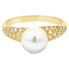 Anillo de oro amarillo de 18k con perla Akoya blanca y diamantes de 7,4 mm