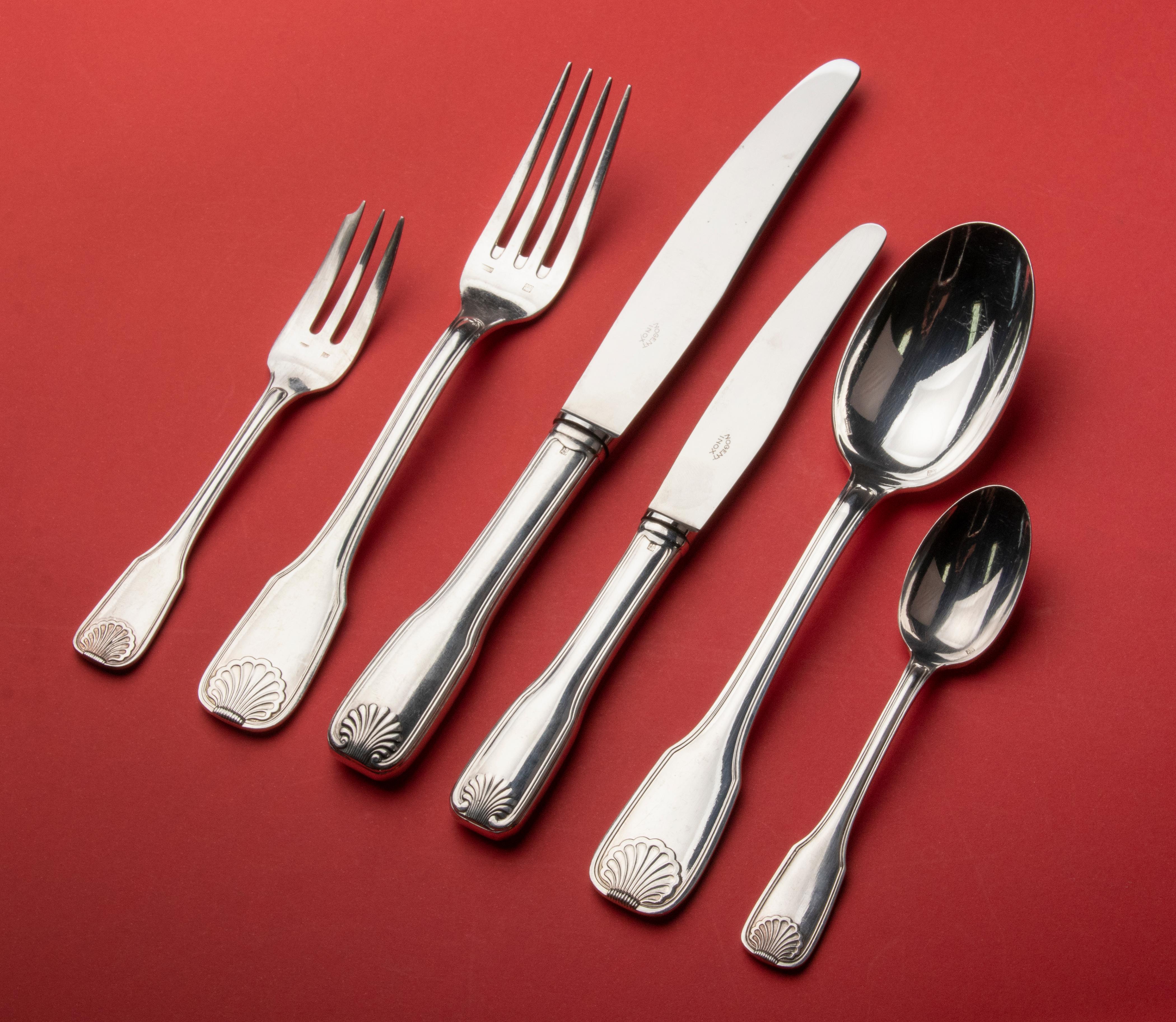 Beautiful silver plated table flatware for 12 people from the French brand Frionnet. This is a classic and timeless design, with a small shell decoration at the bottom of the handles. François Frionnet, a master silversmith located in Paris is known
