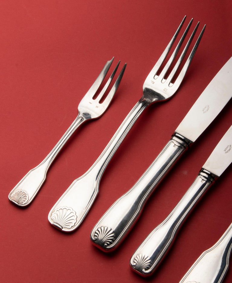 Service de 74 pièces de couverts en métal argenté par François