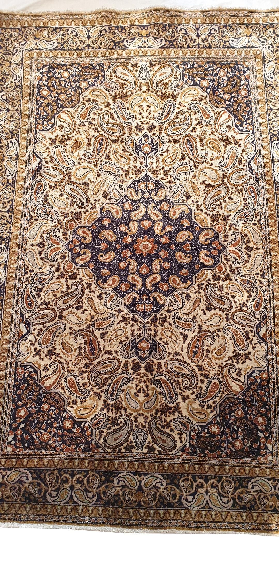 740 -  sehr schöner Teppich aus der Mitte des 20. Jahrhunderts mit einem schönen zentralen floralen Medaillonmuster und schönen Farben, vollständig und fein handgeknüpft mit Seidensamt auf einer Seidenunterlage.
