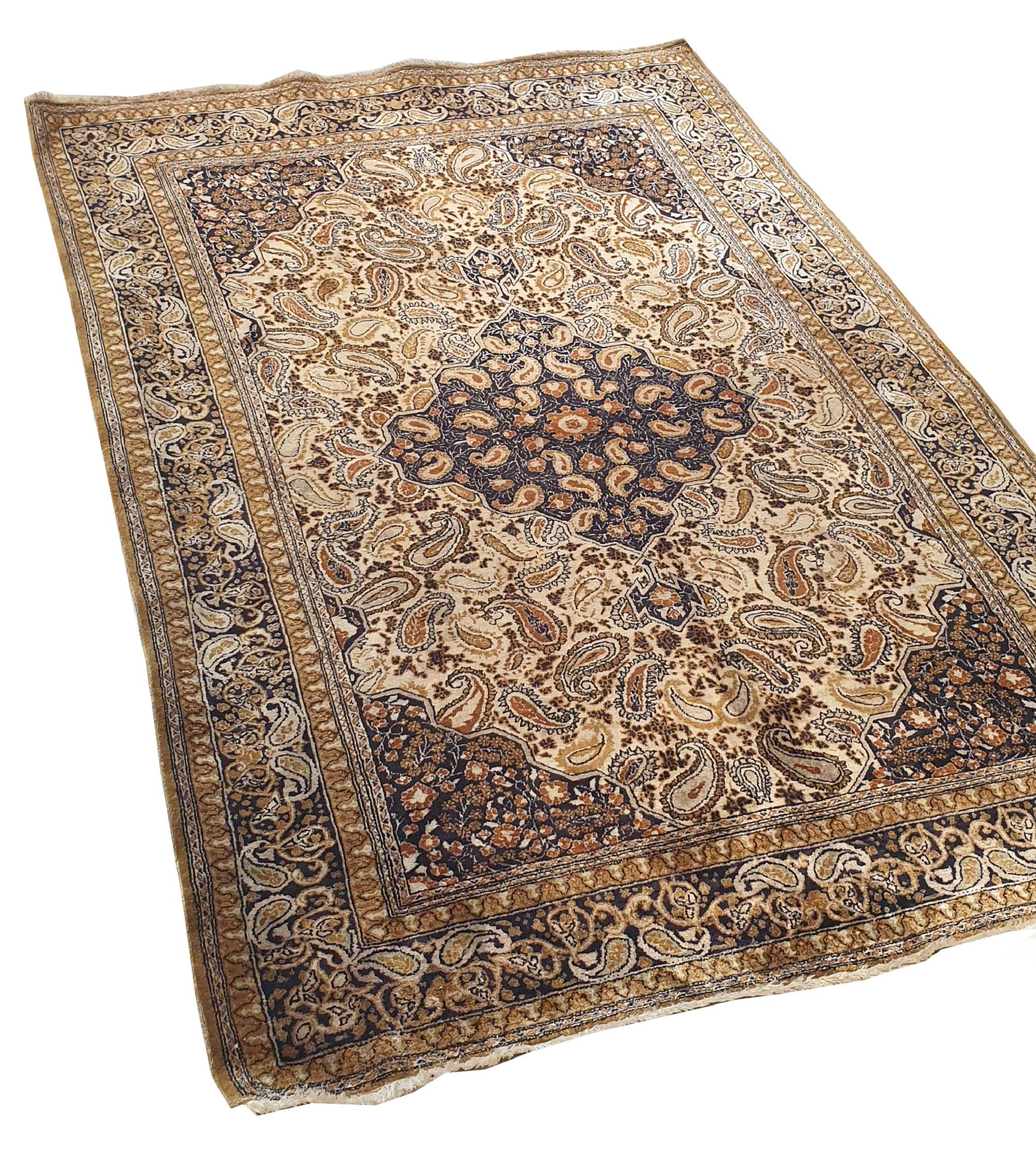 740 - Schöner Vintage- Qom-Teppich aus Seide (Stammeskunst) im Angebot