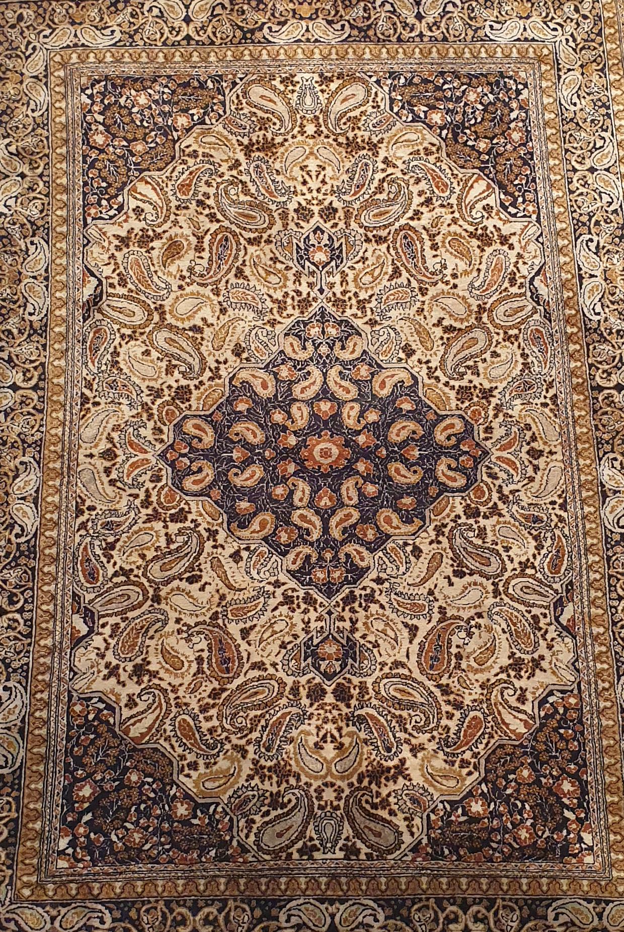 740 - Schöner Vintage- Qom-Teppich aus Seide im Zustand „Hervorragend“ im Angebot in Paris, FR